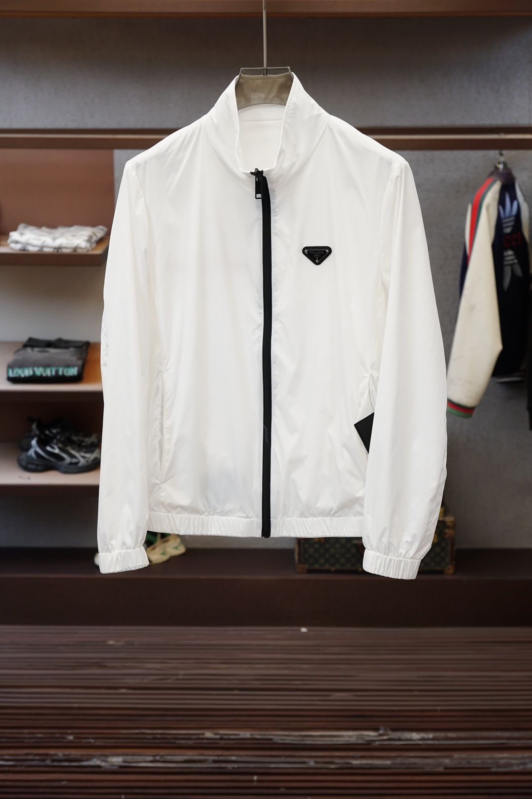 NO:761098,Prada/2026ss spring new double-sided stand-up collar jacket, full high-end version!  One side is a tape and the other side is a classic triangle high-definition counter fabric accessory. It has high breathability and comfort. The details are impeccable. The workmanship is exquisite and complex. It presents a casual tailoring. The upper body has a great shape. The color is black, white, and the size is 48-56. Prada, prada, jackets & coats, jackets & coats,19860909Prada普拉达/2026ss春季新款双面立领夹克外套 全高端版本！一面胶条一面经典三角标高定专柜面料辅料,透气舒适度高,细节无可挑剔,做工考究工艺复杂,呈现休闲裁剪,上身版型超赞 颜色黑色,白兰 码数48-56,,prada,prada,jackets & coats,jackets & coats,,Men's clothing