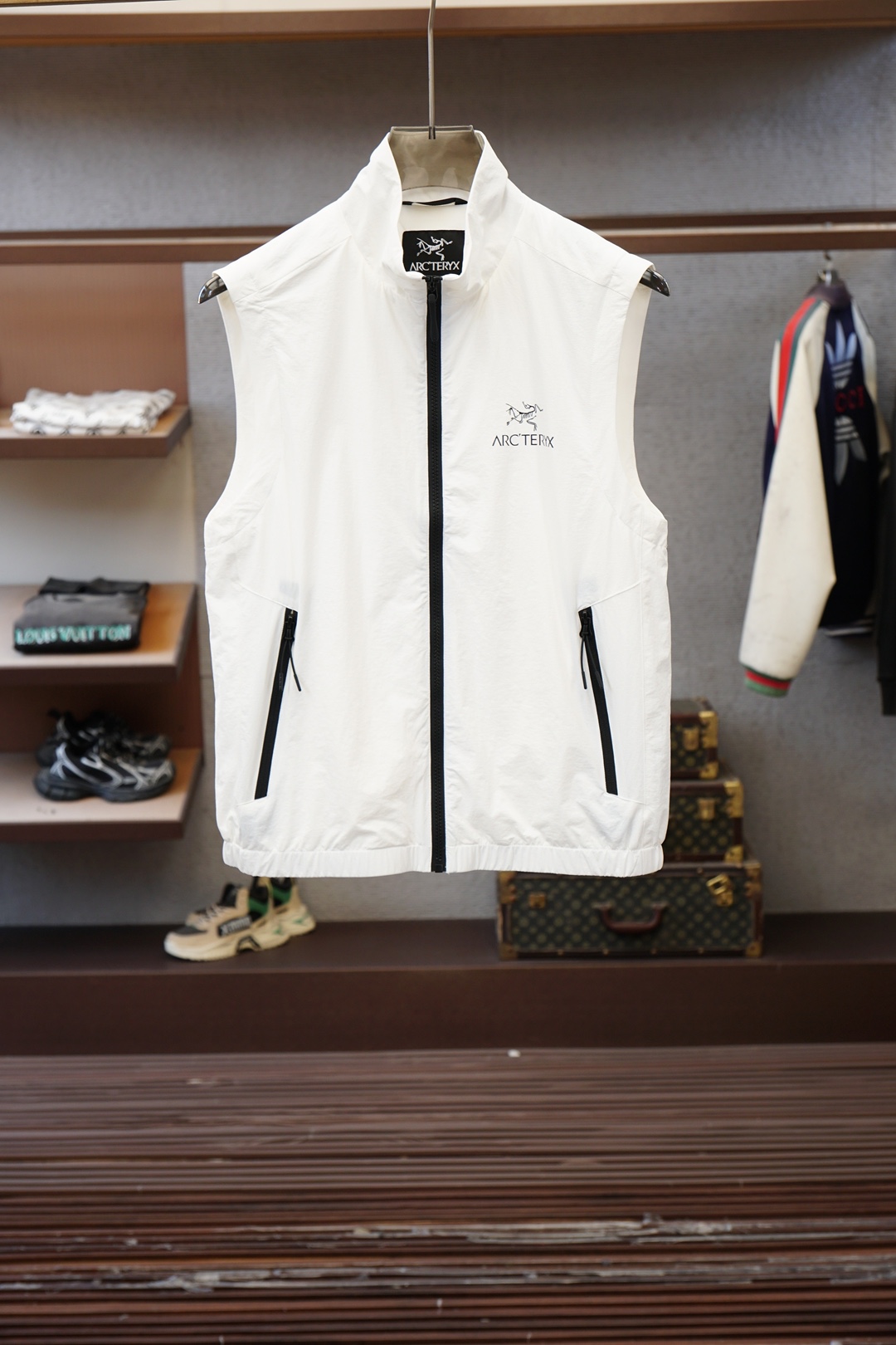 NO:761086,Arc'teryx/stand collar vest, simple and elegant, with delicate texture. Zipper opening and closing design, with small logo embroidery, low-key and refined. The fit is loose and crisp, looks good when worn inside or outside, suitable for commuting and leisure, refreshing and versatile, the upper body looks clean and tasteful. 48-56, arc'teryx,19860909始祖鸟/立领马甲,简约大气,质感细腻. 拉链开合设计,搭配小标刺绣,低调精致. 版型宽松挺括,内搭外穿都好看,通勤休闲两不误,清爽百搭,上身显干净有品味. 48-56,arc'teryx,,Men's clothing