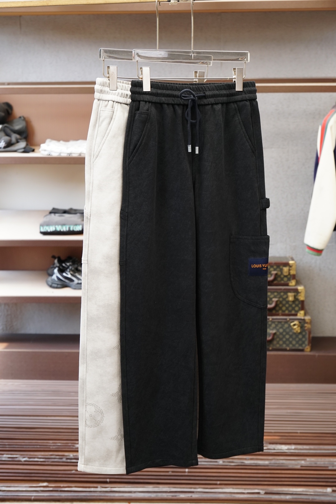 NO:757502,Lv Louis Vuitton 2026 early spring straight-leg trousers are men's boutique casual trousers that are perfect for all figures. Pure cotton fabric imported from Italy, the latest upper body style is invincible! You can definitely wear it with your eyes closed. This trousers is very versatile and can be worn for daily work and outdoor sports. It is the perfect combination of fashion and leisure and outdoor sports, so whether you wear it daily or outdoors, it is your best choice. Extremely comfortable. This style is a running casual business trousers with an extremely wide range of applications. Color black rice  Size M-3XL,,louis vuitton,louis vuitton,19860909Lv 路易威登 2026早春直筒裤修饰各种身材男士精品休闲裤.意大利进口纯棉面料,最新款上身版型无敌正!绝对可以闭眼收的一款此款裤子非常百搭,日常上班户外运动都可以穿着,是时尚休闲与户外运动的完美结合,所以无论您平时穿或者户外穿都是您的最佳选择.极致舒适性.此款是一件适用范围极其广泛的跑步休闲商务裤 颜色黑色 米 尺码M-3XL,,louis vuitton,louis vuitton,,Men's clothing