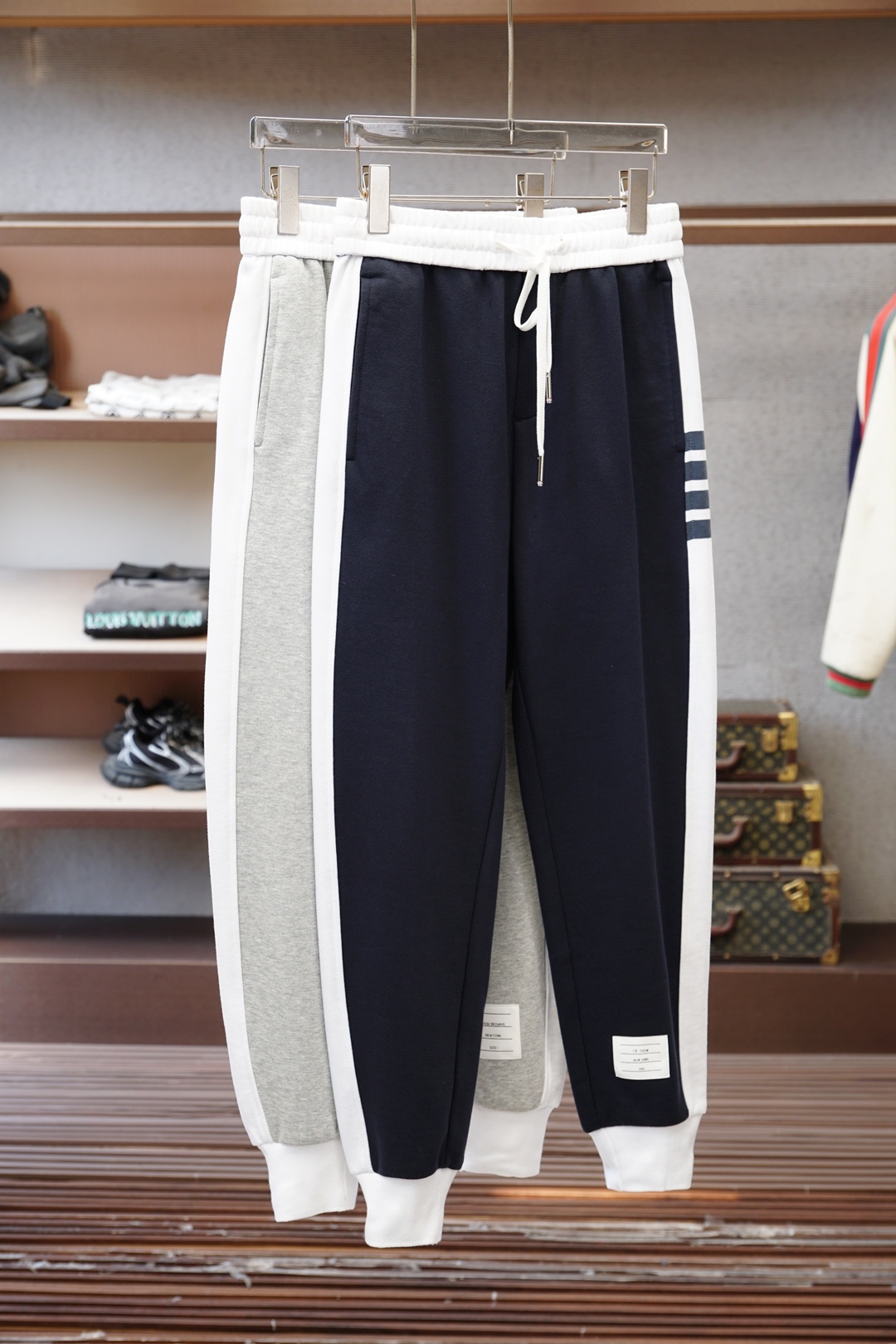 NO:757535,TB-2026 Early Spring Men's Boutique Casual Pants. Pure cotton fabric imported from Italy, the latest upper body style is invincible! You can definitely wear it with your eyes closed. This type of pants is very versatile and can be worn for daily work and outdoor sports. It is the perfect combination of fashion and leisure and outdoor sports, so whether you wear it daily or outdoors, it is your best choice. Extremely comfortable. This style is a pair of running casual business pants with an extremely wide range of applications. Color Black Gray Size M-3XL,,19860909TB-2026早春束脚休闲裤男士精品休闲裤.意大利进口纯棉面料,最新款上身版型无敌正!绝对可以闭眼收的一款此款裤子非常百搭,日常上班户外运动都可以穿着,是时尚休闲与户外运动的完美结合,所以无论您平时穿或者户外穿都是您的最佳选择.极致舒适性.此款是一件适用范围极其广泛的跑步休闲商务裤 颜色黑色 灰 尺码M-3XL,,,Men's clothing