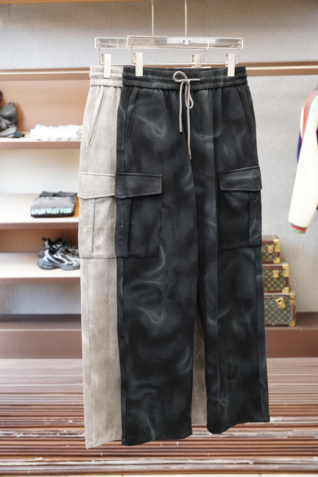 NO:757517,Lv 2026 Early Spring Straight Casual Pants Men's Boutique Casual Pants. Pure cotton fabric imported from Italy, the latest upper body style is invincible! You can definitely wear it with your eyes closed. This pair of pants is very versatile and can be worn for daily work and outdoor sports. It is the perfect combination of fashion and leisure and outdoor sports, so whether you wear it daily or outdoors, it is your best choice. Extremely comfortable. This style is a pair of running casual business pants with an extremely wide range of applications. Color Black Gray Size M-3XL, Louis  vuitton,19860909Lv 2026早春直筒休闲裤男士精品休闲裤.意大利进口纯棉面料,最新款上身版型无敌正!绝对可以闭眼收的一款此款裤子非常百搭,日常上班户外运动都可以穿着,是时尚休闲与户外运动的完美结合,所以无论您平时穿或者户外穿都是您的最佳选择.极致舒适性.此款是一件适用范围极其广泛的跑步休闲商务裤 颜色黑色 灰 尺码M-3XL,,louis vuitton,,Men's clothing