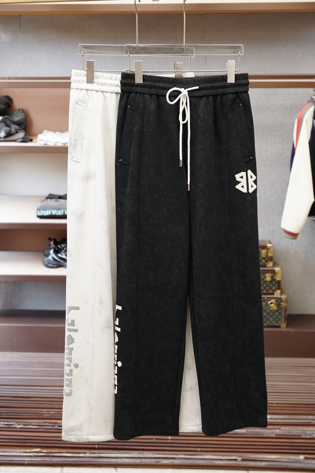 NO:757510,Balenciaga - 2026 Early Spring Straight Casual Pants Men's Boutique Casual Pants. Pure cotton fabric imported from Italy, the latest upper body style is invincible! You can definitely wear it with your eyes closed. This style of pants is very versatile and can be worn for daily work and outdoor sports. It is the perfect combination of fashion and leisure and outdoor sports, so whether you wear it daily or outdoors, it is your best choice. Extremely comfortable. This style is a pair of running casual business pants with an extremely wide range of applications. Color black gray  Size M-3XL,,balenciaga,19860909巴黎世家-2026早春直筒休闲裤男士精品休闲裤.意大利进口纯棉面料,最新款上身版型无敌正!绝对可以闭眼收的一款此款裤子非常百搭,日常上班户外运动都可以穿着,是时尚休闲与户外运动的完美结合,所以无论您平时穿或者户外穿都是您的最佳选择.极致舒适性.此款是一件适用范围极其广泛的跑步休闲商务裤 颜色黑色 灰 尺码M-3XL,,balenciaga,,Men's clothing