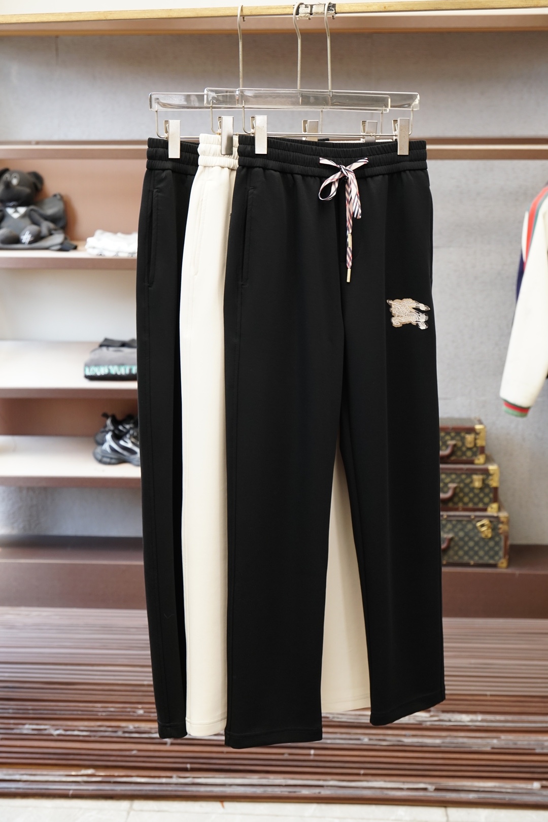 NO:757495,BBR Burberry/2026 Early Spring Leggings Casual Pants Men's Boutique Casual Pants. Pure cotton fabric imported from Italy, the latest upper body style is invincible! You can definitely wear it with your eyes closed. This style of pants is very versatile and can be worn for daily work and outdoor sports. It is the perfect combination of fashion and leisure and outdoor sports, so whether you wear it daily or outdoors, it is your best choice. Extremely comfortable. This style is a pair of running casual business pants with an extremely wide range of applications. Color black rice  Size M-3XL,,burberry,19860909BBR巴宝莉/2026早春束脚休闲裤男士精品休闲裤.意大利进口纯棉面料,最新款上身版型无敌正!绝对可以闭眼收的一款此款裤子非常百搭,日常上班户外运动都可以穿着,是时尚休闲与户外运动的完美结合,所以无论您平时穿或者户外穿都是您的最佳选择.极致舒适性.此款是一件适用范围极其广泛的跑步休闲商务裤 颜色黑色 米 尺码M-3XL,,burberry,,Men's clothing