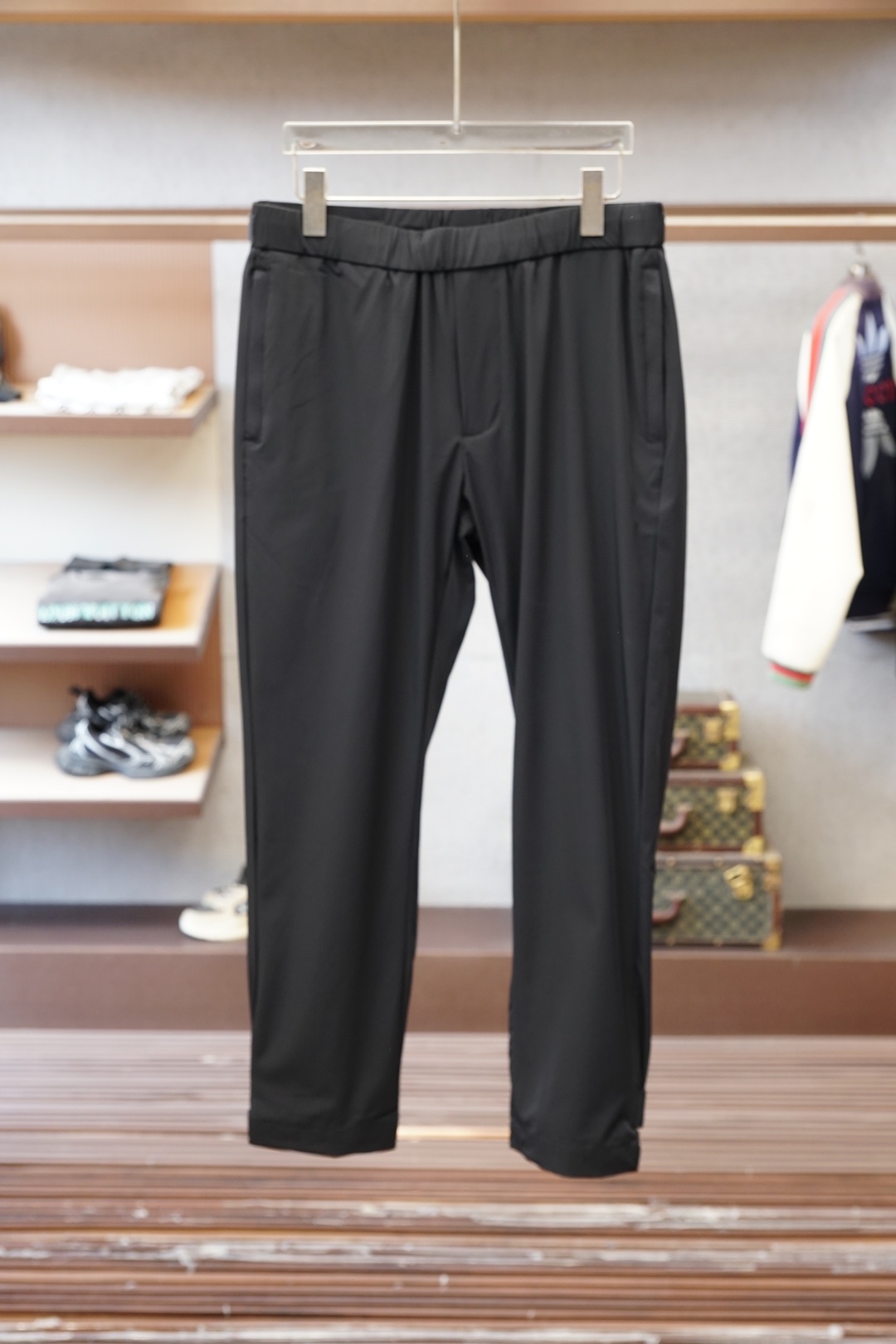 NO:757523,Prada - 2026 Early Spring Casual Pants Men's Premium Casual Pants. Ultra-thin polyester fiber fabric imported from Italy, the latest upper body style is invincible! You can definitely wear it with your eyes closed. These pants are very versatile and can be worn for daily work and outdoor sports. They are the perfect combination of fashion and leisure and outdoor sports, so whether you wear them daily or outdoors, they are your best choice. Extremely comfortable. This style is a pair of running casual business pants with an extremely wide range of applications. Color black  Size M-3XL,,prada,prada,19860909Prada普拉达-2026早春休闲裤男士精品休闲裤.意大利进口超薄聚酯纤维面料,最新款上身版型无敌正!绝对可以闭眼收的一款此款裤子非常百搭,日常上班户外运动都可以穿着,是时尚休闲与户外运动的完美结合,所以无论您平时穿或者户外穿都是您的最佳选择.极致舒适性.此款是一件适用范围极其广泛的跑步休闲商务裤 颜色黑色 尺码M-3XL,,prada,prada,,Men's clothing