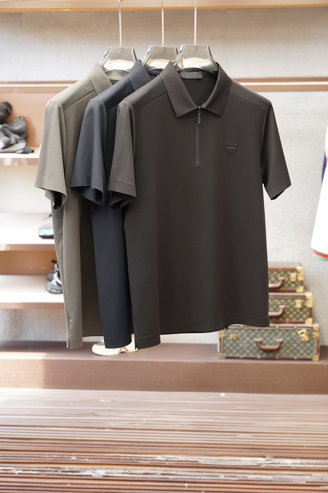 NO:757524,Prada - 2026ss spring and summer latest men's and women's trade order short-sleeved T-shirts, all in good condition!  !  Internet celebrity model!  Triangular logo on the chest - the upper body of imported pure cotton fabric is comfortable and breathable, not stiff, and the whole body has a rich three-dimensional sense. Quality export order, customized exclusive pure cotton fabric tailoring, to meet the simple needs of commuters for dressing. The upper body effect is very good, slimming, and not picky about the figure. The fabric workmanship... is impeccable, only good craftsmanship and good fabrics can wear a good taste, a must-have item for everyone!  Size M-3XL,,prada,prada,T-shirt,tees,t-shirt,19860909Prada普拉达-2026ss春夏最新男女同款贸易订单短袖T恤,全品相！！网红款！胸前三角标-进口纯棉面料上身舒适透气,不僵硬,整体有着丰富的立体感,品质出口订单,定制专属纯棉面料剪裁,满足通勤人们对于着装的简约需求,上身效果很好,显瘦,不挑剔身材.面料做工....无可挑剔,好工艺好面料才能穿出好品味一款,人手必备单品！尺码M-3XL,,prada,prada,T-shirt,tees，t-shirt,,Men's clothing