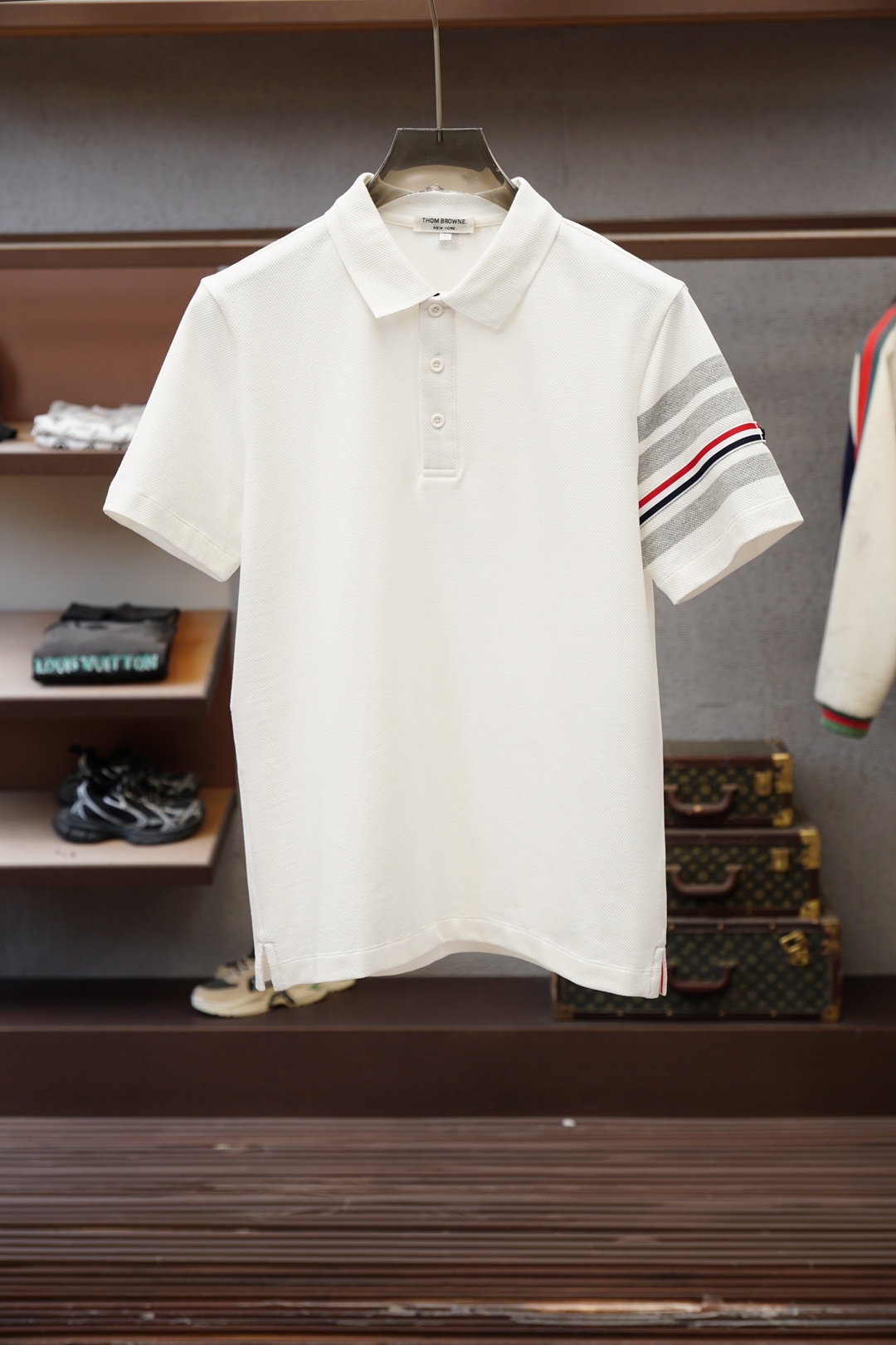 NO:757530,TB-2026ss spring and summer latest trade order short-sleeved T-shirt for men and women, in full condition!  !  Internet celebrity model!  - The upper body of imported pure cotton fabric is comfortable and breathable, not stiff, and has a rich three-dimensional sense overall. Quality export order, customized exclusive pure cotton fabric tailoring, to meet the simple needs of commuters for dressing. The upper body effect is very good, slimming, and not picky about the figure. The fabric workmanship... is impeccable. Only good craftsmanship and good fabrics can make you wear a good taste. It is a must-have item for everyone!  Size M-3XL,,T-shirt,tees,t-shirt,19860909TB-2026ss春夏最新男女同款贸易订单短袖T恤,全品相！！网红款！-进口纯棉面料上身舒适透气,不僵硬,整体有着丰富的立体感,品质出口订单,定制专属纯棉面料剪裁,满足通勤人们对于着装的简约需求,上身效果很好,显瘦,不挑剔身材.面料做工....无可挑剔,好工艺好面料才能穿出好品味一款,人手必备单品！尺码M-3XL,,T-shirt,tees，t-shirt,,Men's clothing