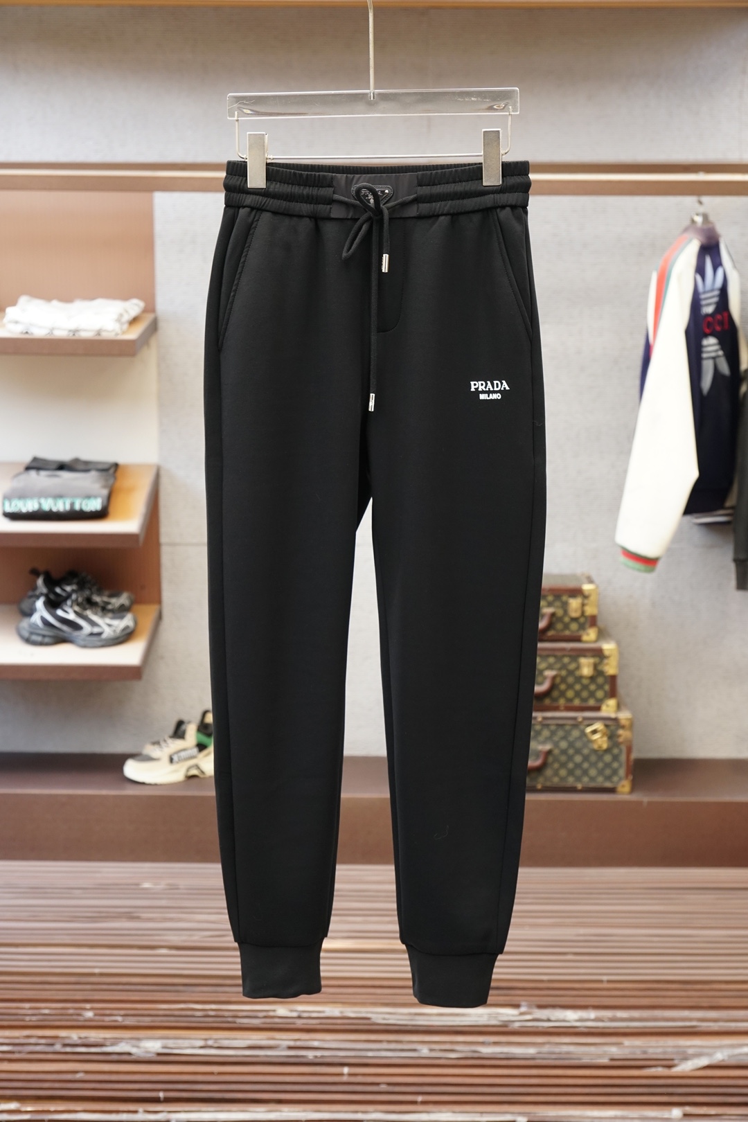 NO:757552,Prada - 2026 early spring men's boutique casual pants. Pure cotton fabric imported from Italy, the latest upper body style is invincible! You can definitely wear it with your eyes closed. This pants is very versatile and can be worn for daily work and outdoor sports. It is the perfect combination of fashion and leisure and outdoor sports, so whether you wear it daily or outdoors, it is your best choice. Extremely comfortable. This style is a pair of running casual business pants with an extremely wide range of applications. Size M-3XL, prada,19860909普拉达-2026早春男士精品休闲裤.意大利进口纯棉面料,最新款上身版型无敌正!绝对可以闭眼收的一款此款裤子非常百搭,日常上班户外运动都可以穿着,是时尚休闲与户外运动的完美结合,所以无论您平时穿或者户外穿都是您的最佳选择.极致舒适性.此款是一件适用范围极其广泛的跑步休闲商务裤 尺码M-3XL,,prada,,Men's clothing