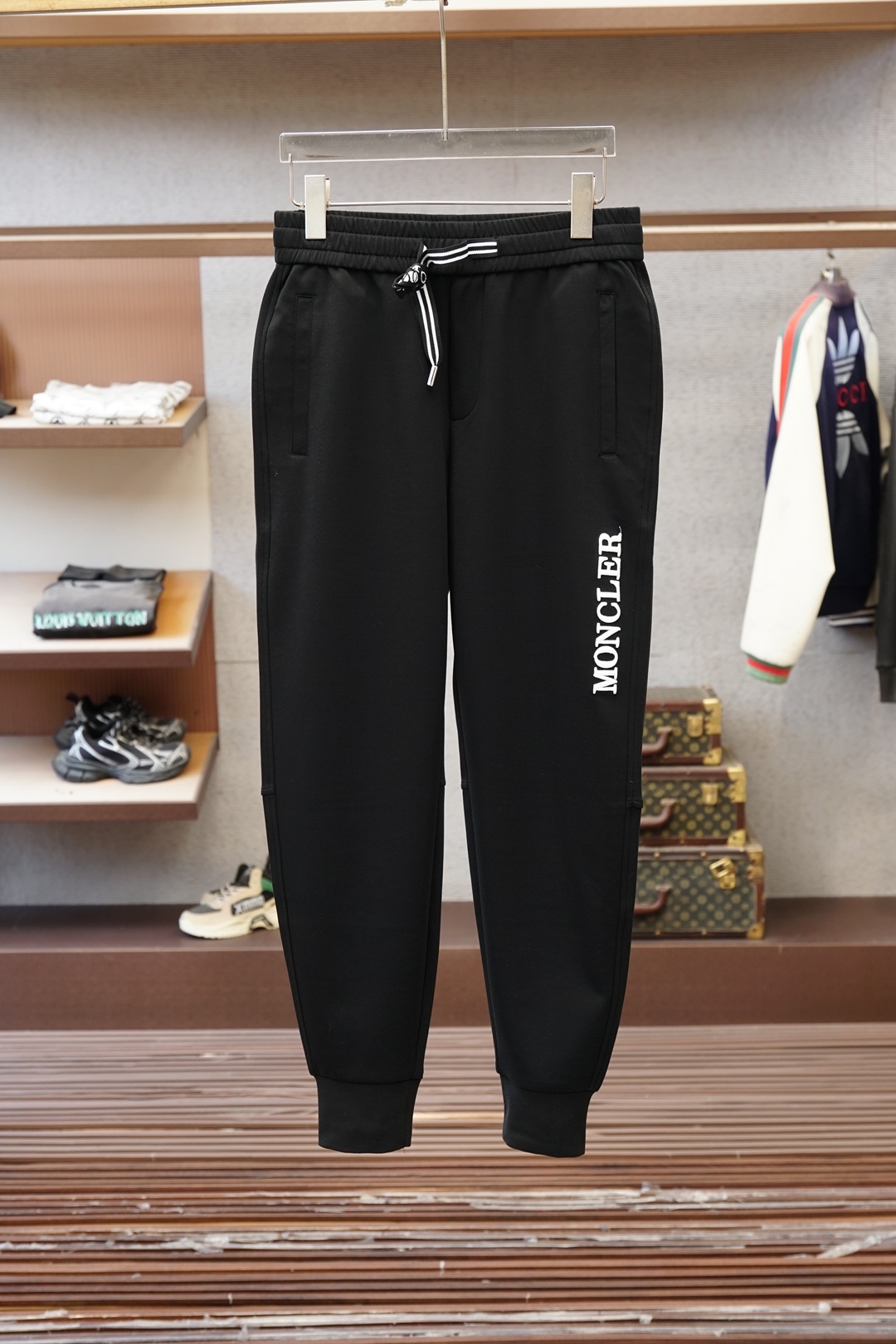 NO:757557,Mengkou - 2026 early spring men's boutique casual pants. Pure cotton fabric imported from Italy, the latest upper body style is invincible! You can definitely wear it with your eyes closed. This pants is very versatile and can be worn for daily work and outdoor sports. It is the perfect combination of fashion and leisure and outdoor sports, so whether you wear it daily or outdoors, it is your best choice. Extremely comfortable. This style is a pair of running casual business pants with an extremely wide range of applications. Sizes M-3XL, Moncler,19860909蒙口-2026早春男士精品休闲裤.意大利进口纯棉面料,最新款上身版型无敌正!绝对可以闭眼收的一款此款裤子非常百搭,日常上班户外运动都可以穿着,是时尚休闲与户外运动的完美结合,所以无论您平时穿或者户外穿都是您的最佳选择.极致舒适性.此款是一件适用范围极其广泛的跑步休闲商务裤 尺码M-3XL,,Moncler,,Men's clothing