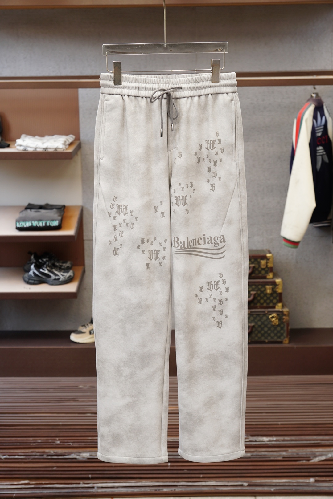 NO:757542,Balenciaga - 2026 early spring men's boutique casual pants. Pure cotton fabric imported from Italy, the latest upper body style is invincible! You can definitely wear it with your eyes closed. These pants are very versatile and can be worn for daily work and outdoor sports. They are the perfect combination of fashion and leisure and outdoor sports, so whether you wear them daily or outdoors, they are your best choice. Extremely comfortable. This style is a pair of running casual business pants with an extremely wide range of applications. Sizes M-3XL, balenciaga,19860909巴黎世家-2026早春男士精品休闲裤.意大利进口纯棉面料,最新款上身版型无敌正!绝对可以闭眼收的一款此款裤子非常百搭,日常上班户外运动都可以穿着,是时尚休闲与户外运动的完美结合,所以无论您平时穿或者户外穿都是您的最佳选择.极致舒适性.此款是一件适用范围极其广泛的跑步休闲商务裤 尺码M-3XL,,balenciaga,,Men's clothing