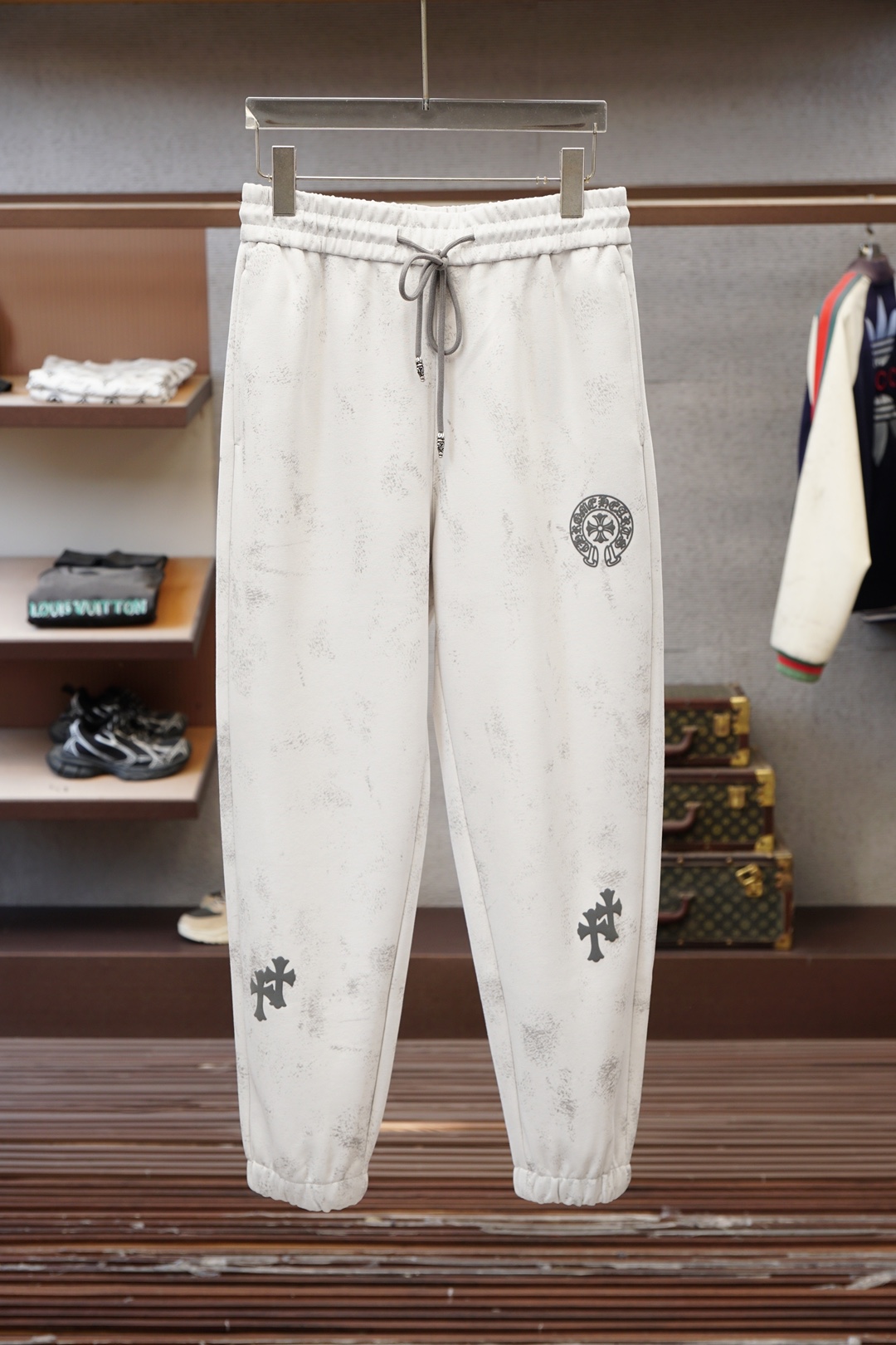 NO:757547,Chrome Hearts - 2026 early spring men's boutique casual pants. Pure cotton fabric imported from Italy, the latest upper body style is invincible! You can definitely wear it with your eyes closed. This pants is very versatile and can be worn for daily work and outdoor sports. It is the perfect combination of fashion and leisure and outdoor sports, so whether you wear it daily or outdoors, it is your best choice. Extremely comfortable. This style is a running casual business pants with an extremely wide range of applications. Size M-3XL,,chrome hearts,19860909克罗心-2026早春男士精品休闲裤.意大利进口纯棉面料,最新款上身版型无敌正!绝对可以闭眼收的一款此款裤子非常百搭,日常上班户外运动都可以穿着,是时尚休闲与户外运动的完美结合,所以无论您平时穿或者户外穿都是您的最佳选择.极致舒适性.此款是一件适用范围极其广泛的跑步休闲商务裤 尺码M-3XL,,chrome hearts,,Men's clothing