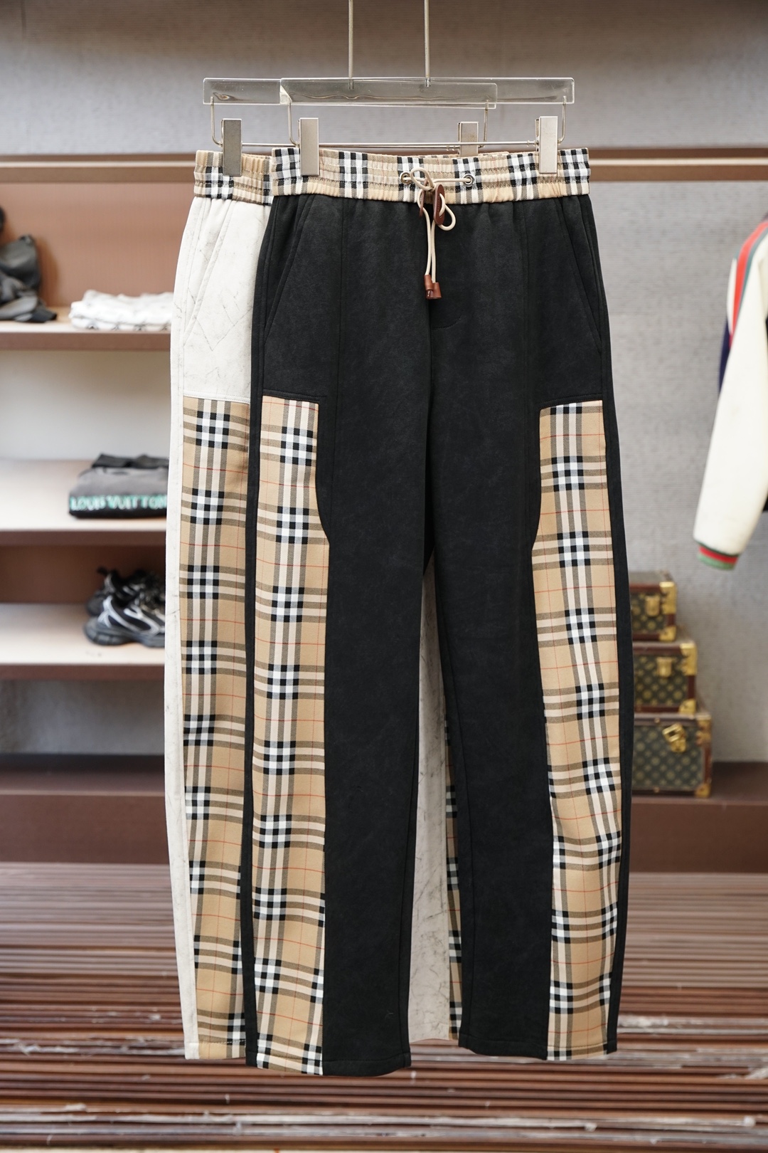 NO:757584,Burberry - 2026 early spring men's boutique casual pants. Pure cotton fabric imported from Italy, the latest upper body style is invincible! You can definitely wear it with your eyes closed. This pants is very versatile and can be worn for daily work and outdoor sports. It is the perfect combination of fashion and leisure and outdoor sports, so whether you wear it daily or outdoors, it is your best choice. Extremely comfortable. This style is a running casual business pants with an extremely wide range of applications. Size M-3XL,, burberry,19860909巴宝莉-2026早春男士精品休闲裤.意大利进口纯棉面料,最新款上身版型无敌正!绝对可以闭眼收的一款此款裤子非常百搭,日常上班户外运动都可以穿着,是时尚休闲与户外运动的完美结合,所以无论您平时穿或者户外穿都是您的最佳选择.极致舒适性.此款是一件适用范围极其广泛的跑步休闲商务裤 尺码M-3XL,,burberry,,Men's clothing