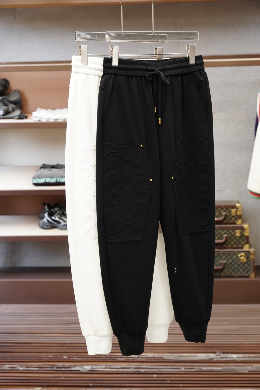 NO:757563,LV-2026 early spring men's boutique casual pants. Pure cotton fabric imported from Italy, the latest upper body style is invincible! You can definitely wear it with your eyes closed. This pants is very versatile and can be worn for daily work and outdoor sports. It is the perfect combination of fashion and leisure and outdoor sports, so whether you wear it daily or outdoors, it is your best choice. Extremely comfortable. This style is a pair of running casual business pants with an extremely wide range of applications. Sizes M-3XL, Louis Vuitton,19860909LV-2026早春男士精品休闲裤.意大利进口纯棉面料,最新款上身版型无敌正!绝对可以闭眼收的一款此款裤子非常百搭,日常上班户外运动都可以穿着,是时尚休闲与户外运动的完美结合,所以无论您平时穿或者户外穿都是您的最佳选择.极致舒适性.此款是一件适用范围极其广泛的跑步休闲商务裤 尺码M-3XL,,louis vuitton,,Men's clothing