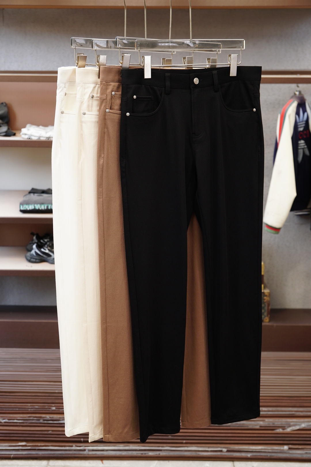 NO:757568,LP '2026' SS new products are now on the market. Quality craftsmanship design and tailoring. Selected and customized high-end long-staple cotton casual pants. Both soft and skin-friendly and anti-wrinkle texture. Strong drape. Comfortable and essential item for daily wear. Exquisite and simple design. Highly elastic and comfortable. High-level visual layer. Ergonomic tailoring design. Sedentary. Suitable for a variety of people without getting stuck in the figure. The upper body is casual, simple and fashionable. SizeM--3XL (Valentin.),, loro piana, valentino,19860909LP「2026」SS新品火爆上市 质量工艺设计剪裁 甄选定制高端长绒棉休闲裤 兼具柔软亲肤与抗皱质感 垂感强 日常穿着舒适必备单品 精致大气简约设计 高弹舒适 具有高级视觉层次 符合人体工学剪裁设计 久坐不勒 适配多种人群不卡身材 上身随性简约时尚 SizeM--3XL（Valentin.）,,loro piana,valentino,,Men's clothing