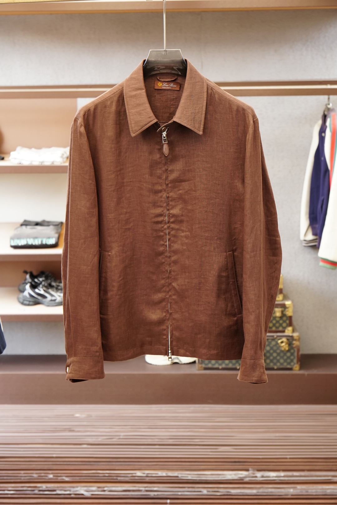 NO:760367,LP-2026 early spring light luxury series stand collar, the latest fashionable men's suit jacket imported linen fabric. Comfortable, soft, strong and stylish, every detail shows craftsmanship. Sufficient advanced structural tailoring design changes to show men's diverse image changes, slim and neat, tailored to meet the current popular multi-layered wear, customized horn buttons, unique. Versatile styles for life, complete with three standards, high-quality goods shipped. Sizes M-3XL, loro piana, jackets & coats, business  suit,19860909LP-2026早春轻奢系列立领,最新时尚男款西装外套进口亚麻面料.舒适柔软,力挺有型,处处细节显工艺足够的高级结构性剪裁的设计改变来展现男士多样的形象变化,修身利落,剪裁合体,满足时下正流行的多层次穿搭,定制牛角纽扣,独一无二.生活百搭款式三标齐全精品出货 尺码M-3XL,,loro piana,jackets & coats,business suit,,Men's clothing