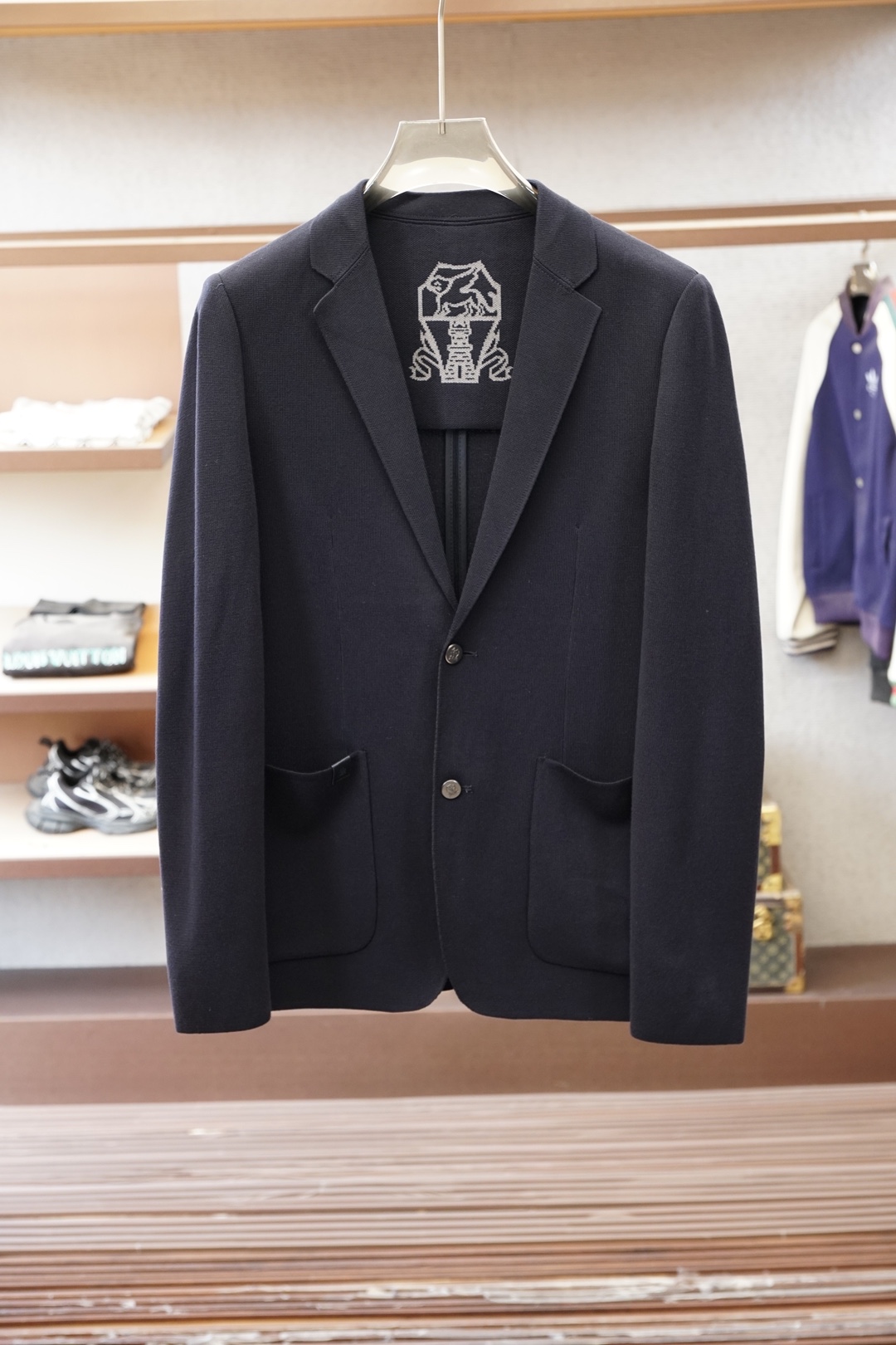 NO:760359,BC- 2026 early spring light luxury series of suits - the latest fashionable men's suit jackets. Custom-woven and dyed knitted fabrics. Every detail shows craftsmanship. Sufficient advanced structural tailoring design changes to show men's diverse image changes. Slim and neat, tailored to meet the current popular multi-layered wear. Customized horn buttons, unique. Versatile styles for life. Complete with three standards for boutique shipments. Sizes M-3XL, jackets & coats, business suits,19860909BC- 2026早春轻奢系列西服-最新时尚男款西装外套.定织定染针织面料.处处细节显工艺足够的高级结构性剪裁的设计改变来展现男士多样的形象变化,修身利落,剪裁合体,满足时下正流行的多层次穿搭,定制牛角纽扣,独一无二.生活百搭款式三标齐全精品出货 尺码M-3XL,,jackets & coats,business suit,,Men's clothing