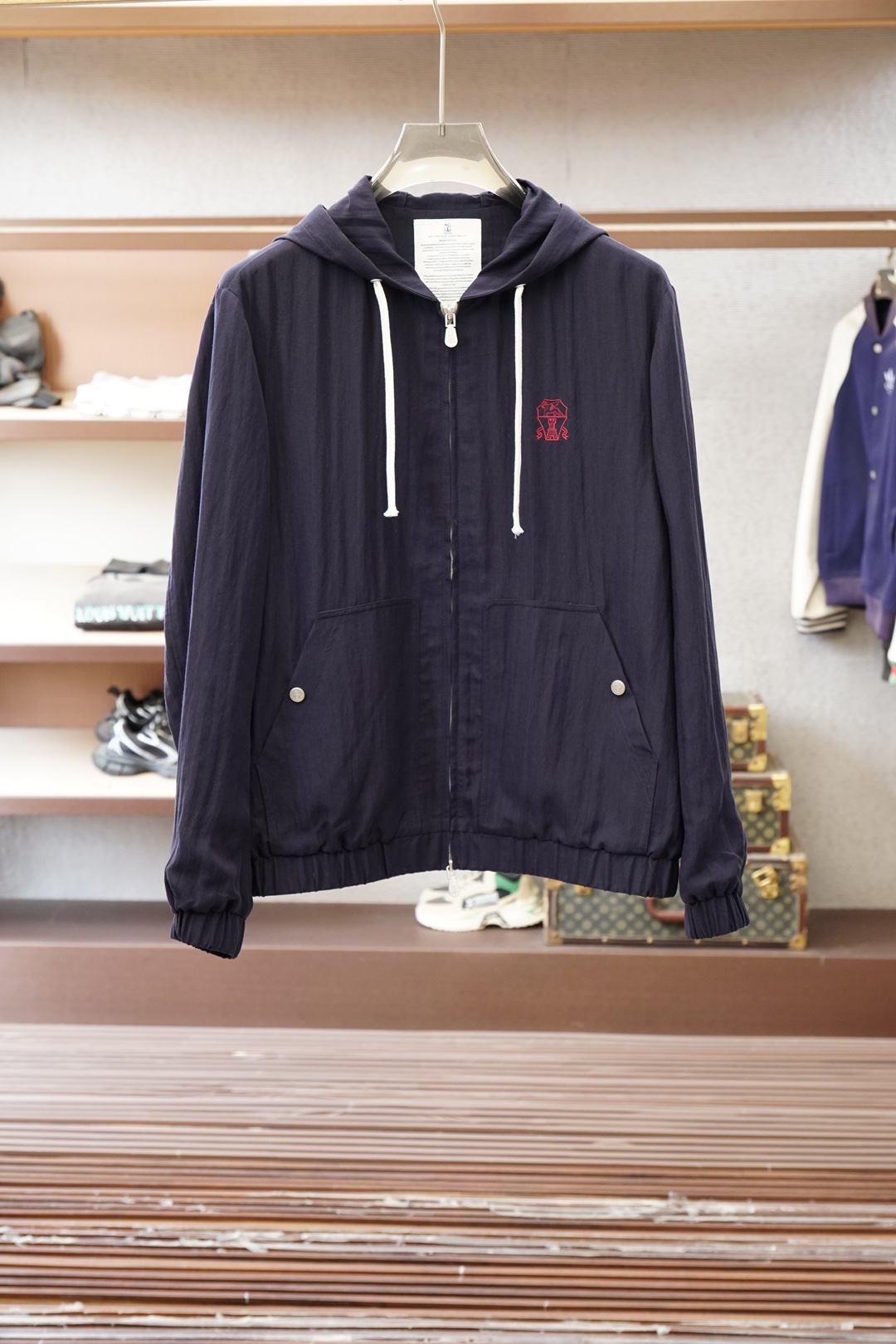 NO:761020,LP-2026 early spring light luxury series hooded jacket, the latest fashionable men's suit jacket imported linen fabric. Comfortable, soft, strong and stylish, every detail shows craftsmanship. Sufficient advanced structural tailoring design changes to show men's diverse image changes, slim and neat, tailored to meet the current popular multi-layered wear, customized horn buttons, unique. Versatile styles for life, complete with three standards, high-quality goods shipped. Sizes M-3XL, loro piana, jackets & coats, business  suits, hats,19860909LP-2026早春轻奢系列连帽外套,最新时尚男款西装外套进口亚麻面料.舒适柔软,力挺有型,处处细节显工艺足够的高级结构性剪裁的设计改变来展现男士多样的形象变化,修身利落,剪裁合体,满足时下正流行的多层次穿搭,定制牛角纽扣,独一无二.生活百搭款式三标齐全精品出货 尺码M-3XL,,loro piana,jackets & coats,business suit,hats,,Men's clothing