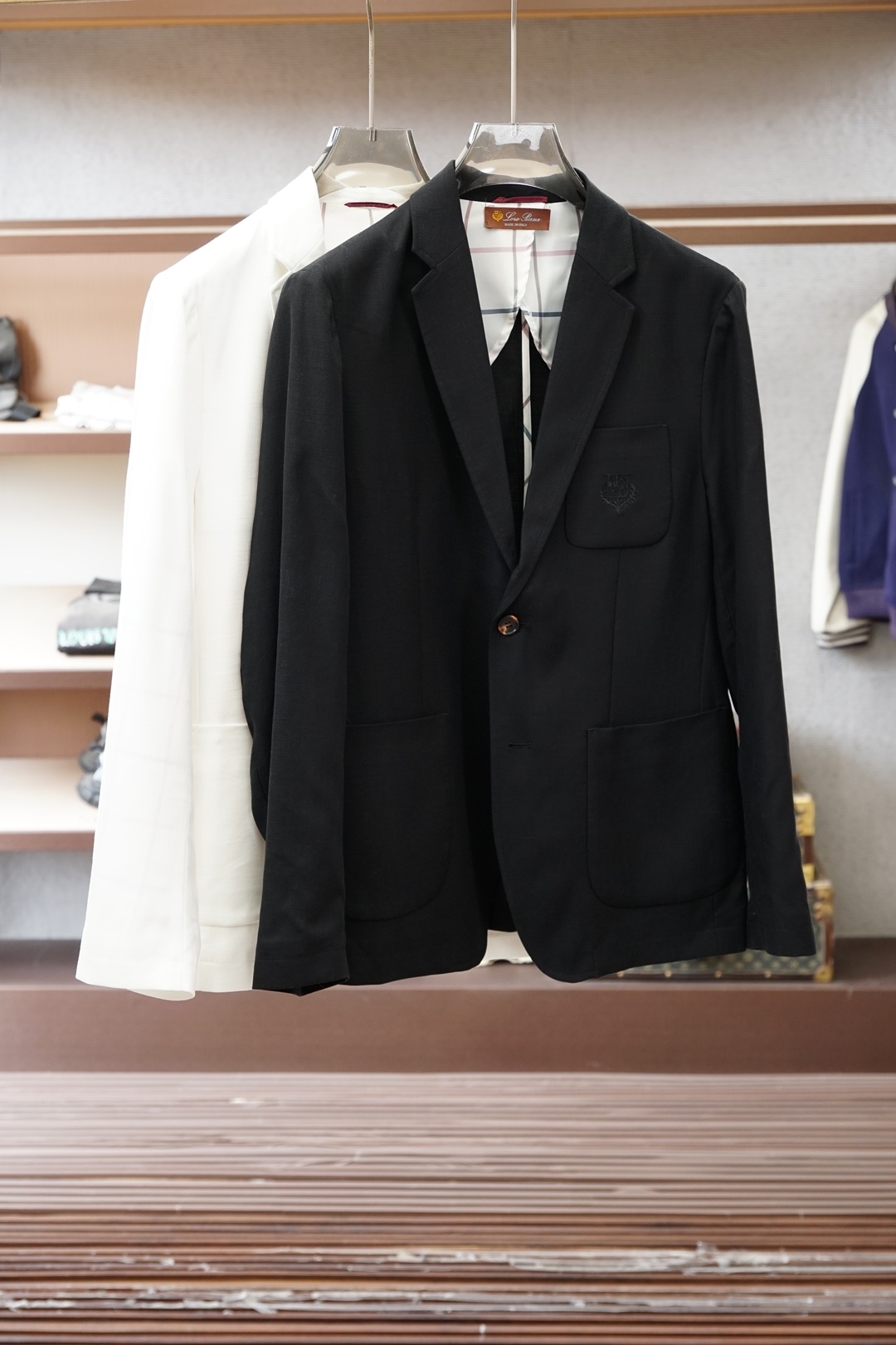 NO:760373,LP/-2026 Early Spring Light Luxury Suit Series - The latest fashionable men's linen thin suit jacket. Custom-woven and custom-dyed fabrics. Every detail shows craftsmanship. Sufficient advanced structural tailoring design changes to show men's diverse image changes. Slim and neat, tailored to meet the current popular multi-layered outfits. Customized horn buttons, unique. Versatile styles for life. Three standard complete products shipped. Sizes M-3XL, loro piana, jackets & coats, business suit,19860909LP/-2026早春轻奢系列西服-最新时尚男款亚麻薄款西装外套.定织定染面料.处处细节显工艺足够的高级结构性剪裁的设计改变来展现男士多样的形象变化,修身利落,剪裁合体,满足时下正流行的多层次穿搭,定制牛角纽扣,独一无二.生活百搭款式三标齐全精品出货 尺码M-3XL,,loro piana,jackets & coats,business suit,,Men's clothing