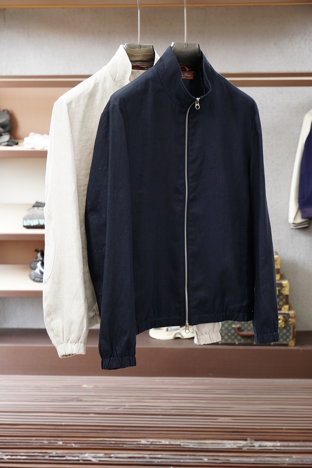 NO:760380,LP-2026 early spring light luxury series stand collar, the latest fashionable men's suit jacket imported linen fabric. Comfortable, soft, strong and stylish, every detail shows craftsmanship. Sufficient advanced structural tailoring design changes to show men's diverse image changes, slim and neat, tailored to meet the current popular multi-layered wear, customized horn buttons, unique. Versatile styles for life, complete with three standards, high-quality goods shipped. Sizes M-3XL, loro piana, jackets & coats, business  suit,19860909LP-2026早春轻奢系列立领,最新时尚男款西装外套进口亚麻面料.舒适柔软,力挺有型,处处细节显工艺足够的高级结构性剪裁的设计改变来展现男士多样的形象变化,修身利落,剪裁合体,满足时下正流行的多层次穿搭,定制牛角纽扣,独一无二.生活百搭款式三标齐全精品出货 尺码M-3XL,,loro piana,jackets & coats,business suit,,Men's clothing