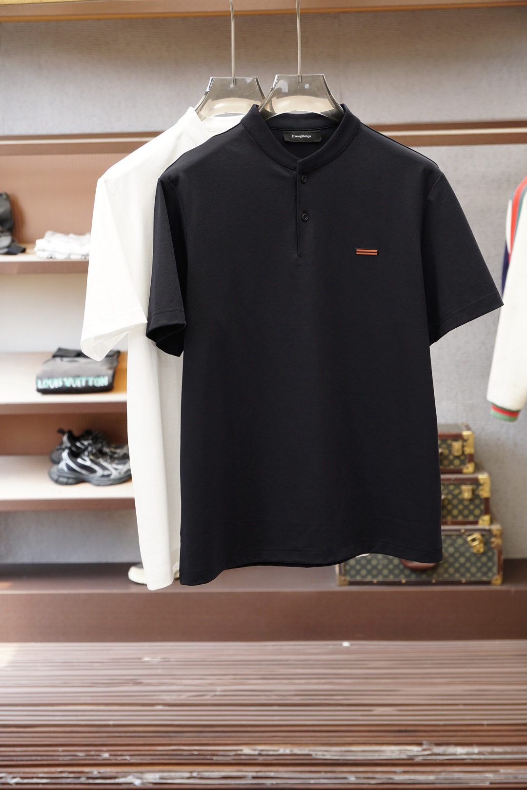 NO:760419,2026ss new product launch Zegna - men's high-end jade silk mercerized vermilion blended Polo shirt says goodbye to stickiness in summer and keeps you feeling fresh at all times. The simple contrasting cuff design outlines exquisite details, the classic color system is suitable for diverse business scenarios, the delicate knitted texture shows high-end texture, and the three-dimensional tailoring fits the body shape without dragging, easily creating the elegant aura of an elite man.  From daily commuting to business negotiations, a Polo shirt that combines comfort and style is the finishing touch of a high-end wardrobe. Sizes M-3XL,,zegna,198609092026ss新品上线 杰尼亚-男士高端玉蚕丝丝光朱地混纺Polo衫夏日穿着告别黏腻,时刻保持清爽体感. 简约撞色袖口设计勾勒精致细节,经典色系适配多元商务场景,细腻针织肌理尽显高阶质感,立体剪裁贴合身形不拖沓,轻松打造精英男士的儒雅气场. 从日常通勤到商务洽谈,一件兼具舒适与格调的Polo衫,便是高阶衣橱的点睛之选.尺码M-3XL,,zegna,,Men's clothing