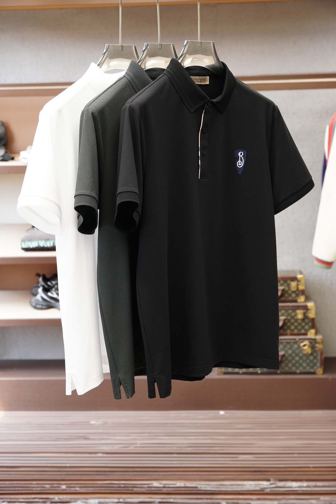 NO:760405,BBR Burberry/2026ss new product is launched. Men's high-end jade silk mercerized vermilion blended Polo shirt says goodbye to stickiness when worn in summer and keeps a refreshing body feeling at all times. The simple contrasting cuff design outlines exquisite details, the classic color system is suitable for diverse business scenarios, the delicate knitted texture shows high-end texture, and the three-dimensional tailoring fits the body shape without dragging, easily creating the elegant aura of an elite man.  From daily commuting to business negotiations, a Polo shirt that combines comfort and style is the finishing touch of a high-end wardrobe. Sizes M-3XL, burberry,19860909BBR 巴宝莉/2026ss新品上线 男士高端玉蚕丝丝光朱地混纺Polo衫夏日穿着告别黏腻,时刻保持清爽体感. 简约撞色袖口设计勾勒精致细节,经典色系适配多元商务场景,细腻针织肌理尽显高阶质感,立体剪裁贴合身形不拖沓,轻松打造精英男士的儒雅气场. 从日常通勤到商务洽谈,一件兼具舒适与格调的Polo衫,便是高阶衣橱的点睛之选.尺码M-3XL,,burberry,,Men's clothing