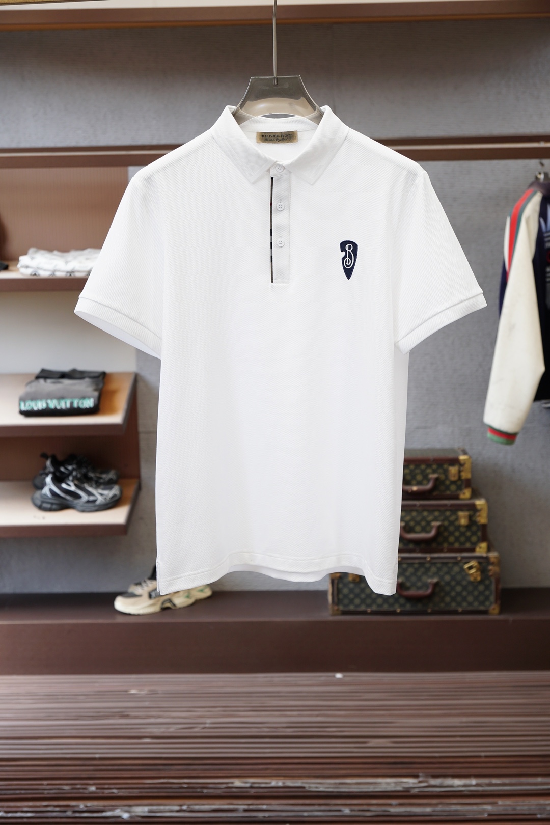 NO:760412,2026ss new product launched. Ermenegildo Zegna - men's high-end jade silk mercerized vermilion blended Polo shirt says goodbye to stickiness when worn in summer and keeps you feeling fresh at all times. The classic plaid splicing collar is embellished with design to outline exquisite details. The classic color system is suitable for diverse business scenarios. The delicate knitted texture shows high-end texture. The three-dimensional tailoring fits the body shape without dragging, easily creating the elegant aura of an elite man.  From daily commuting to business negotiations, a Polo shirt that combines comfort and style is the finishing touch of a high-end wardrobe. Sizes M-3XL,,zegna,198609092026ss新品上线 杰尼亚-男士高端玉蚕丝丝光朱地混纺Polo衫夏日穿着告别黏腻,时刻保持清爽体感. 经典格子拼接领子口做点缀设计勾勒精致细节,经典色系适配多元商务场景,细腻针织肌理尽显高阶质感,立体剪裁贴合身形不拖沓,轻松打造精英男士的儒雅气场. 从日常通勤到商务洽谈,一件兼具舒适与格调的Polo衫,便是高阶衣橱的点睛之选.尺码M-3XL,,zegna,,Men's clothing