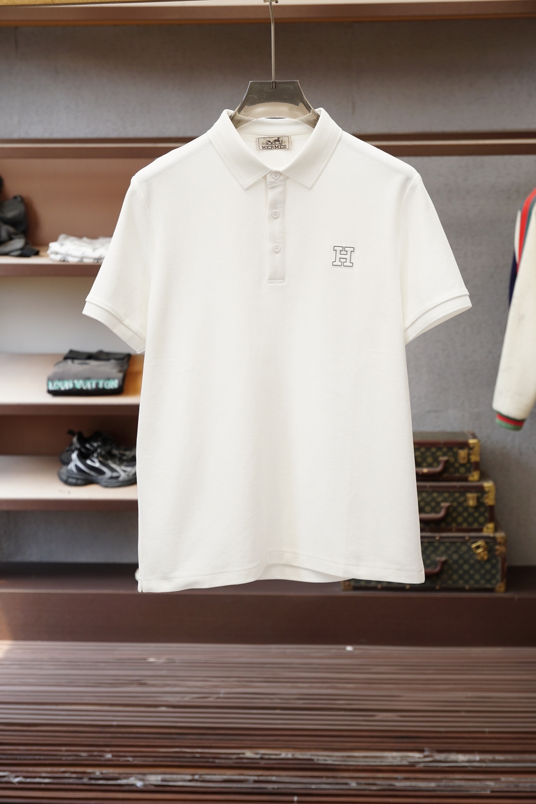 NO:760387,2026ss new product launch Hermes - Men's high-end jade silk mercerized vermilion blended Polo shirt says goodbye to stickiness when worn in summer and keeps you feeling refreshed at all times. The H embroidery embellishment design outlines exquisite details, the classic color system is suitable for diverse business scenarios, the delicate knitted texture shows high-end texture, and the three-dimensional tailoring fits the body shape without dragging, easily creating the elegant aura of an elite man.  From daily commuting to business negotiations, a Polo shirt that combines comfort and style is the finishing touch of a high-end wardrobe. Sizes M-3XL,,hermes,hermes,198609092026ss新品上线 爱马仕- Hermes-男士高端玉蚕丝丝光朱地混纺Polo衫夏日穿着告别黏腻,时刻保持清爽体感.H刺绣点缀设计勾勒精致细节,经典色系适配多元商务场景,细腻针织肌理尽显高阶质感,立体剪裁贴合身形不拖沓,轻松打造精英男士的儒雅气场. 从日常通勤到商务洽谈,一件兼具舒适与格调的Polo衫,便是高阶衣橱的点睛之选.尺码M-3XL,,hermes,hermes,,Men's clothing