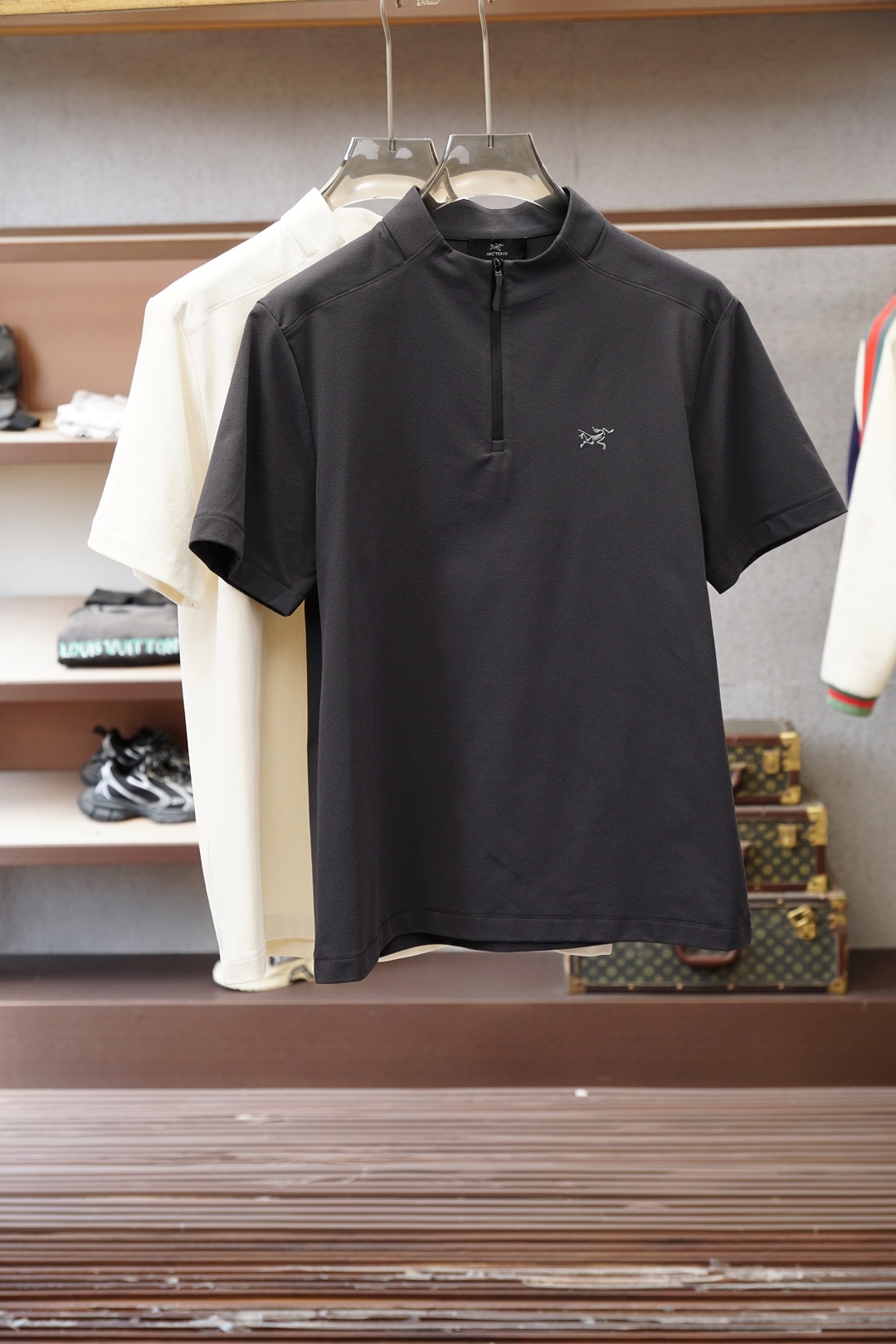 NO:760468,Arc'teryx/2026 spring and summer short sleeves, small collar zipper neckline design to modify the neck line, embroidered logo bird on the chest highlights the brand charm, imported outdoor quick-drying material is breathable and comfortable, M/3XL/, arc'teryx, T-shirt,19860909始祖鸟/2026春夏短袖,小领子拉链领口设计修饰颈部线条,胸前刺绣Logo鸟凸显品牌魅力,进口户外速干料子透气舒适,M/3XL/,arc'teryx,T-shirt,,Men's clothing