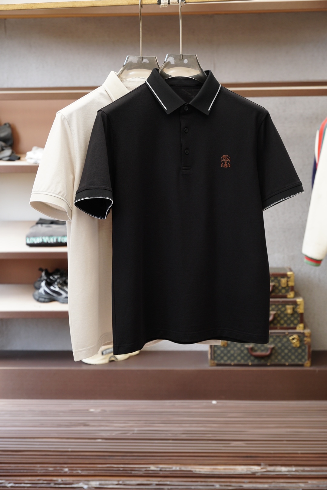 NO:760427,BC-2026ss new product is launched. Men's high-end jade silk mercerized vermilion blended Polo shirt says goodbye to stickiness when worn in summer, and always keeps a refreshing feeling. The H embroidery embellishment design outlines exquisite details, the classic color system is suitable for diverse business scenarios, the delicate knitted texture shows high-end texture, and the three-dimensional tailoring fits the body shape without dragging, easily creating the elegant aura of an elite man.  From daily commuting to business negotiations, a Polo shirt that combines comfort and style is the finishing touch to a high-end wardrobe. Sizes M-3XL,,19860909BC-2026ss新品上线 男士高端玉蚕丝丝光朱地混纺Polo衫夏日穿着告别黏腻,时刻保持清爽体感.H刺绣点缀设计勾勒精致细节,经典色系适配多元商务场景,细腻针织肌理尽显高阶质感,立体剪裁贴合身形不拖沓,轻松打造精英男士的儒雅气场. 从日常通勤到商务洽谈,一件兼具舒适与格调的Polo衫,便是高阶衣橱的点睛之选.尺码M-3XL,,,Men's clothing