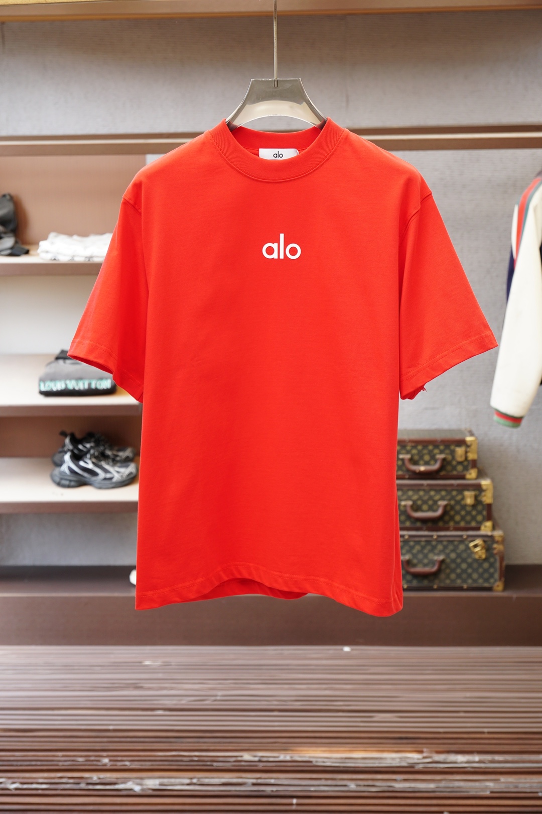 NO:760435,Europa/2026 spring and summer new short-sleeved, loose-fitting, casual short-sleeved T-shirt with offset printed letters on the chest. With its simple yet fashionable design, it has become a must-have item in the summer wardrobe. This short-sleeved shirt is made of high-quality fabric, soft and comfortable, and has good breathability, that is  It can keep the skin dry and comfortable in the hot summer. Its style is loose yet crisp, which can well modify the body shape. Whether it is paired with jeans or casual pants, it can be easily controlled, showing a casual yet stylish style. The unique chest  The letter offset design adds a bit of personality and fashion to the entire short-sleeve. These letters may be simple and elegant, or full of fun. You can choose according to personal preferences to show your unique self-style. Whether it is daily travel, friends’ gatherings or outdoor leisure, this casual short-sleeve with offset letters on the chest can be your perfect match, allowing you to stand out from the crowd and enjoy the relaxation and comfort of summer. In short, with its unique charm, it has become an indispensable fashion element in summer. Sizes M-XXL  M size bust 110 shoulder width 51.5 length 71 L size bust 114 shoulder width 52.5 length 7319860909欧跑/2026春夏新款短袖,版型宽松,胸前胶印字母休闲短袖T恤,以其简约而不失时尚的设计,成为了夏日衣橱中的必备单品.这款短袖采用优质面料,柔软舒适,透气性好,即使在炎炎夏日也能保持肌肤的干爽与自在.其版型宽松而不失挺括,能够很好地修饰身形,无论是搭配牛仔裤还是休闲裤,都能轻松驾驭,展现出随性而不失格调的休闲风范.胸前独特的字母胶印设计,为整件短袖增添了几分个性与时尚感.这些字母或简约大方,或趣味十足,能够根据个人喜好进行选择,彰显独特的自我风格.无论是日常出行、朋友聚会还是户外休闲,这款胸前胶印字母的休闲短袖都能成为你的完美搭配,让你在人群中脱颖而出,尽享夏日的轻松与惬意.总之,它以其独特的魅力,成为了夏日里不可或缺的时尚元素.尺码M-XXL  M码 胸围110 肩宽51.5 衣长71 L码 胸围114 肩宽52.5 衣长73  XL码 胸围118 肩宽53.5 衣长75 XXL码 胸围122 肩宽54.5 衣长76,,jeans,T-shirt,tees，t-shirt,,Men's clothing