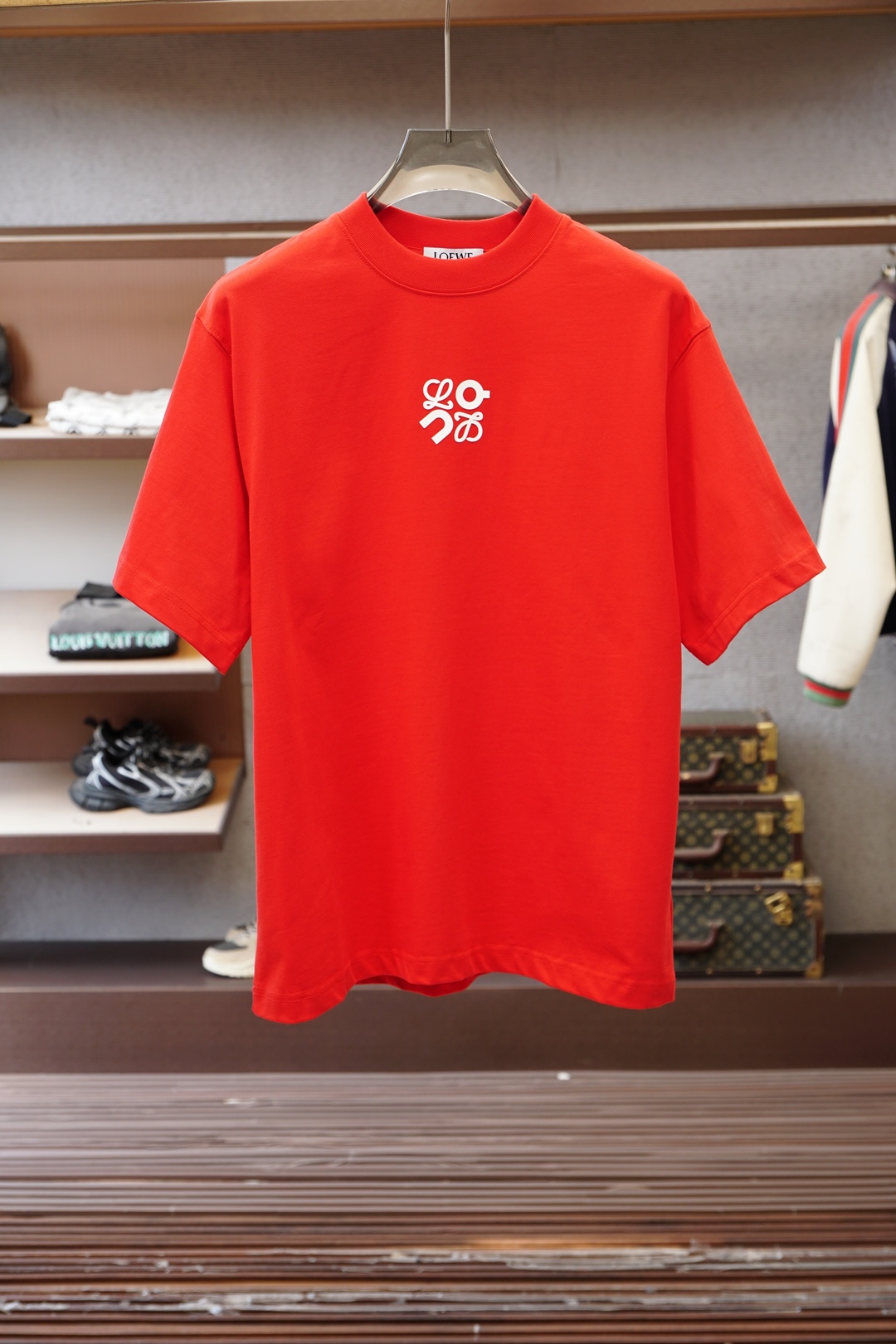 NO:760471,Loewe x on  The casual short-sleeved T-shirt with offset printed letters on the chest has become a must-have item in the summer wardrobe with its simple yet stylish design. This short-sleeved T-shirt is made of high-quality fabric, which is soft, comfortable and breathable. It can keep the skin dry and free even in the hot summer. Its shape is loose yet crisp, which can well modify the body shape. It can be easily worn whether it is paired with jeans or casual pants, showing a casual yet stylish casual style. The unique offset letter design on the chest adds to the overall look.  This short sleeve adds a bit of personality and fashion. These letters may be simple and elegant, or full of fun. You can choose according to personal preferences to show your unique self-style. Whether it is daily travel, friends' gatherings or outdoor leisure, this casual short sleeve with offset letters on the chest can be your perfect match, allowing you to stand out from the crowd and enjoy the relaxation and comfort of summer. In short, with its unique charm, it has become an indispensable fashion element in summer. Sizes M-XXL  M size bust 110 shoulder width 51.5 length 71 L size bust 114 shoulder width 52.5 length 7319860909罗意威/Loewe x on 胸前胶印字母休闲短袖T恤,以其简约而不失时尚的设计,成为了夏日衣橱中的必备单品.这款短袖采用优质面料,柔软舒适,透气性好,即使在炎炎夏日也能保持肌肤的干爽与自在.其版型宽松而不失挺括,能够很好地修饰身形,无论是搭配牛仔裤还是休闲裤,都能轻松驾驭,展现出随性而不失格调的休闲风范.胸前独特的字母胶印设计,为整件短袖增添了几分个性与时尚感.这些字母或简约大方,或趣味十足,能够根据个人喜好进行选择,彰显独特的自我风格.无论是日常出行、朋友聚会还是户外休闲,这款胸前胶印字母的休闲短袖都能成为你的完美搭配,让你在人群中脱颖而出,尽享夏日的轻松与惬意.总之,它以其独特的魅力,成为了夏日里不可或缺的时尚元素.尺码M-XXL  M码 胸围110 肩宽51.5 衣长71 L码 胸围114 肩宽52.5 衣长73  XL码 胸围118 肩宽53.5 衣长75 XXL码 胸围122 肩宽54.5 衣长76,,loewe,loewe,jeans,T-shirt,tees，t-shirt,,Men's clothing