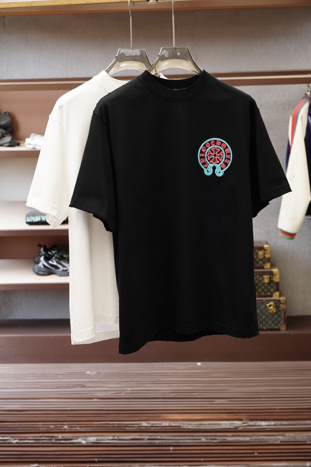 NO:760442,Kroxin's 2026 spring and summer new embroidered short-sleeved T-shirt with loose fit and offset printed letters on the chest has become a must-have item in the summer wardrobe with its simple yet fashionable design. This short-sleeved shirt is made of high-quality fabric, soft and comfortable, and has good breathability.  Even in the hot summer, it can keep the skin dry and comfortable. Its style is loose yet crisp, which can well modify the body shape. Whether it is paired with jeans or casual pants, it can be easily controlled, showing a casual yet stylish style. The chest is unique  The letter offset design adds a bit of personality and fashion to the entire short-sleeve. These letters may be simple and elegant, or full of fun. You can choose according to personal preferences to show your unique self-style. Whether it is daily travel, friends' gatherings or outdoor leisure, this casual short-sleeve with offset letters on the chest can be your perfect match, allowing you to stand out from the crowd and enjoy the relaxation and comfort of summer. In short, with its unique charm, it has become an indispensable fashion element in summer. Sizes M-XXL  M size bust 110 shoulder width 51.5 length 71 L size bust 114 shoulder width 52.5 length 7319860909克罗心2026春夏新款刺绣短袖,版型宽松,胸前胶印字母休闲短袖T恤,以其简约而不失时尚的设计,成为了夏日衣橱中的必备单品.这款短袖采用优质面料,柔软舒适,透气性好,即使在炎炎夏日也能保持肌肤的干爽与自在.其版型宽松而不失挺括,能够很好地修饰身形,无论是搭配牛仔裤还是休闲裤,都能轻松驾驭,展现出随性而不失格调的休闲风范.胸前独特的字母胶印设计,为整件短袖增添了几分个性与时尚感.这些字母或简约大方,或趣味十足,能够根据个人喜好进行选择,彰显独特的自我风格.无论是日常出行、朋友聚会还是户外休闲,这款胸前胶印字母的休闲短袖都能成为你的完美搭配,让你在人群中脱颖而出,尽享夏日的轻松与惬意.总之,它以其独特的魅力,成为了夏日里不可或缺的时尚元素.尺码M-XXL  M码 胸围110 肩宽51.5 衣长71 L码 胸围114 肩宽52.5 衣长73  XL码 胸围118 肩宽53.5 衣长75 XXL码 胸围122 肩宽54.5 衣长76,,chrome hearts,jeans,T-shirt,tees，t-shirt,,Men's clothing