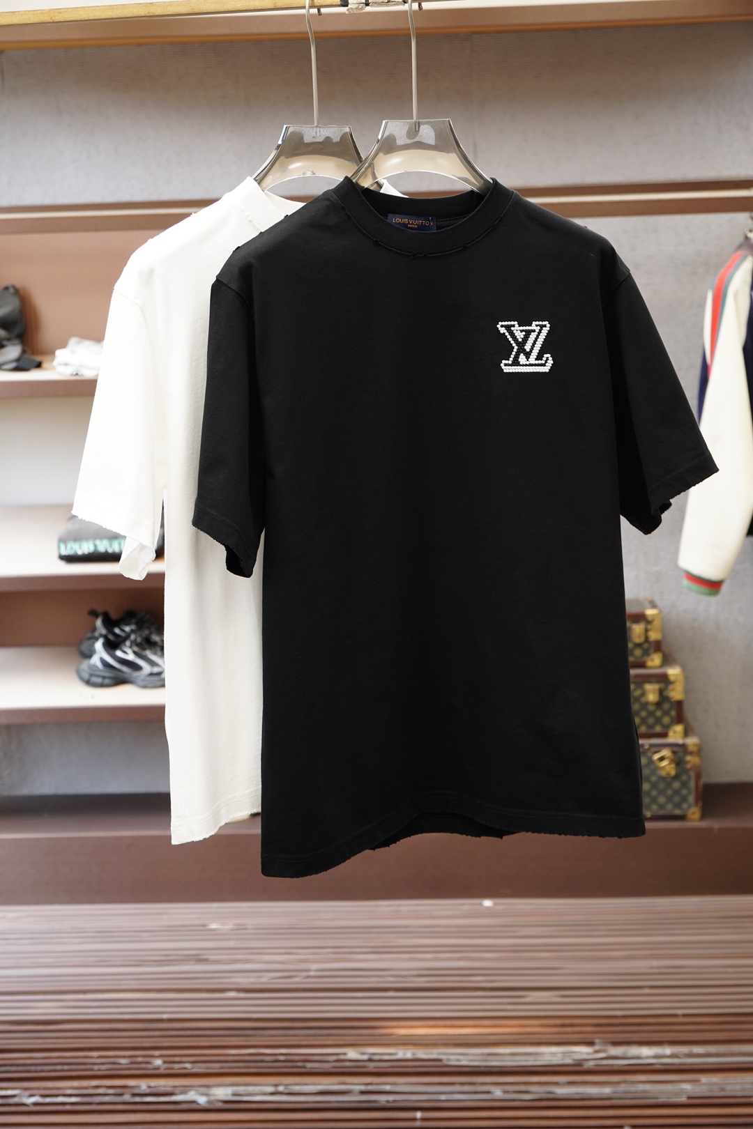 NO:760456,Lv, 2026 spring and summer new short-sleeved, loose-fitting, casual short-sleeved T-shirt with embroidered letters on the chest. With its simple yet stylish design, it has become a must-have item in the summer wardrobe. This short-sleeved shirt is made of high-quality fabric, soft and comfortable, and has good breathability, that is  It can keep the skin dry and comfortable in the hot summer. Its style is loose yet crisp, which can well modify the body shape. Whether it is paired with jeans or casual pants, it can be easily controlled, showing a casual yet stylish style. The unique chest  The letter offset design adds a bit of personality and fashion to the entire short-sleeve. These letters may be simple and elegant, or full of fun. You can choose according to personal preferences to show your unique self-style. Whether it is daily travel, friends’ gatherings or outdoor leisure, this casual short-sleeve with offset letters on the chest can be your perfect match, allowing you to stand out from the crowd and enjoy the relaxation and comfort of summer. In short, with its unique charm, it has become an indispensable fashion element in summer. Sizes M-XXL  M size Bust 110 Shoulder width 51.5 Length 71 L Size Bust 114 Shoulder width 52.5 Length 7319860909Lv,2026春夏新款短袖,版型宽松,胸前刺绣字母休闲短袖T恤,以其简约而不失时尚的设计,成为了夏日衣橱中的必备单品.这款短袖采用优质面料,柔软舒适,透气性好,即使在炎炎夏日也能保持肌肤的干爽与自在.其版型宽松而不失挺括,能够很好地修饰身形,无论是搭配牛仔裤还是休闲裤,都能轻松驾驭,展现出随性而不失格调的休闲风范.胸前独特的字母胶印设计,为整件短袖增添了几分个性与时尚感.这些字母或简约大方,或趣味十足,能够根据个人喜好进行选择,彰显独特的自我风格.无论是日常出行、朋友聚会还是户外休闲,这款胸前胶印字母的休闲短袖都能成为你的完美搭配,让你在人群中脱颖而出,尽享夏日的轻松与惬意.总之,它以其独特的魅力,成为了夏日里不可或缺的时尚元素.尺码M-XXL  M码 胸围110 肩宽51.5 衣长71 L码 胸围114 肩宽52.5 衣长73  XL码 胸围118 肩宽53.5 衣长75 XXL码 胸围122 肩宽54.5 衣长76,,louis vuitton,jeans,T-shirt,tees，t-shirt,,Men's clothing