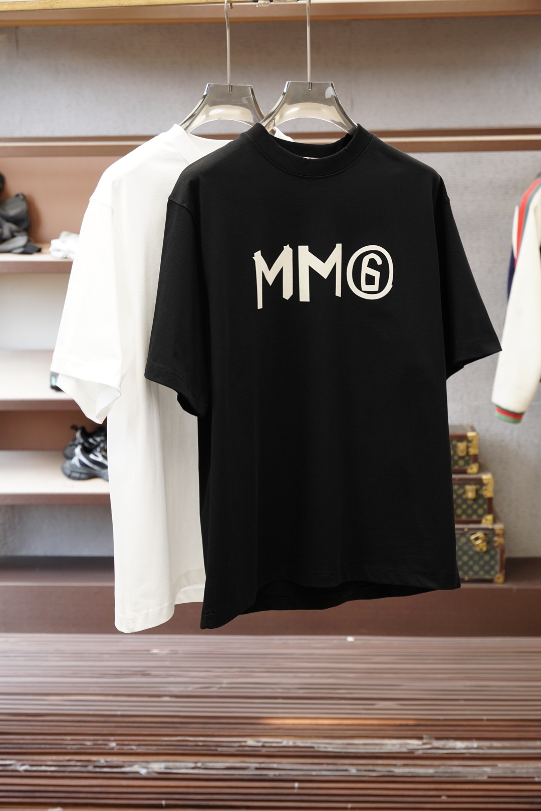 NO:760450,Margiela/2026 spring and summer new short-sleeved, loose-fitting, casual short-sleeved T-shirt with offset printed letters on the chest. With its simple yet stylish design, it has become a must-have item in the summer wardrobe. This short-sleeved shirt is made of high-quality fabric, soft and comfortable, and has good breathability.  Even in the hot summer, it can keep the skin dry and comfortable. Its style is loose yet crisp, which can well modify the body shape. Whether it is paired with jeans or casual pants, it can be easily controlled, showing a casual yet stylish style. The chest is unique  The letter offset design adds a bit of personality and fashion to the entire short-sleeve. These letters may be simple and elegant, or full of fun. You can choose according to personal preferences to show your unique self-style. Whether it is daily travel, friends' gatherings or outdoor leisure, this casual short-sleeve with offset letters on the chest can be your perfect match, allowing you to stand out from the crowd and enjoy the relaxation and comfort of summer. In short, with its unique charm, it has become an indispensable fashion element in summer. Sizes M-XXL  M size Bust 110 Shoulder width 51.5 Length 71 L Size Bust 114 Shoulder width 52.5 Length 7319860909马吉拉/2026春夏新款短袖,版型宽松,胸前胶印字母休闲短袖T恤,以其简约而不失时尚的设计,成为了夏日衣橱中的必备单品.这款短袖采用优质面料,柔软舒适,透气性好,即使在炎炎夏日也能保持肌肤的干爽与自在.其版型宽松而不失挺括,能够很好地修饰身形,无论是搭配牛仔裤还是休闲裤,都能轻松驾驭,展现出随性而不失格调的休闲风范.胸前独特的字母胶印设计,为整件短袖增添了几分个性与时尚感.这些字母或简约大方,或趣味十足,能够根据个人喜好进行选择,彰显独特的自我风格.无论是日常出行、朋友聚会还是户外休闲,这款胸前胶印字母的休闲短袖都能成为你的完美搭配,让你在人群中脱颖而出,尽享夏日的轻松与惬意.总之,它以其独特的魅力,成为了夏日里不可或缺的时尚元素.尺码M-XXL  M码 胸围110 肩宽51.5 衣长71 L码 胸围114 肩宽52.5 衣长73  XL码 胸围118 肩宽53.5 衣长75 XXL码 胸围122 肩宽54.5 衣长76,,masion margiela,jeans,T-shirt,tees，t-shirt,,Men's clothing