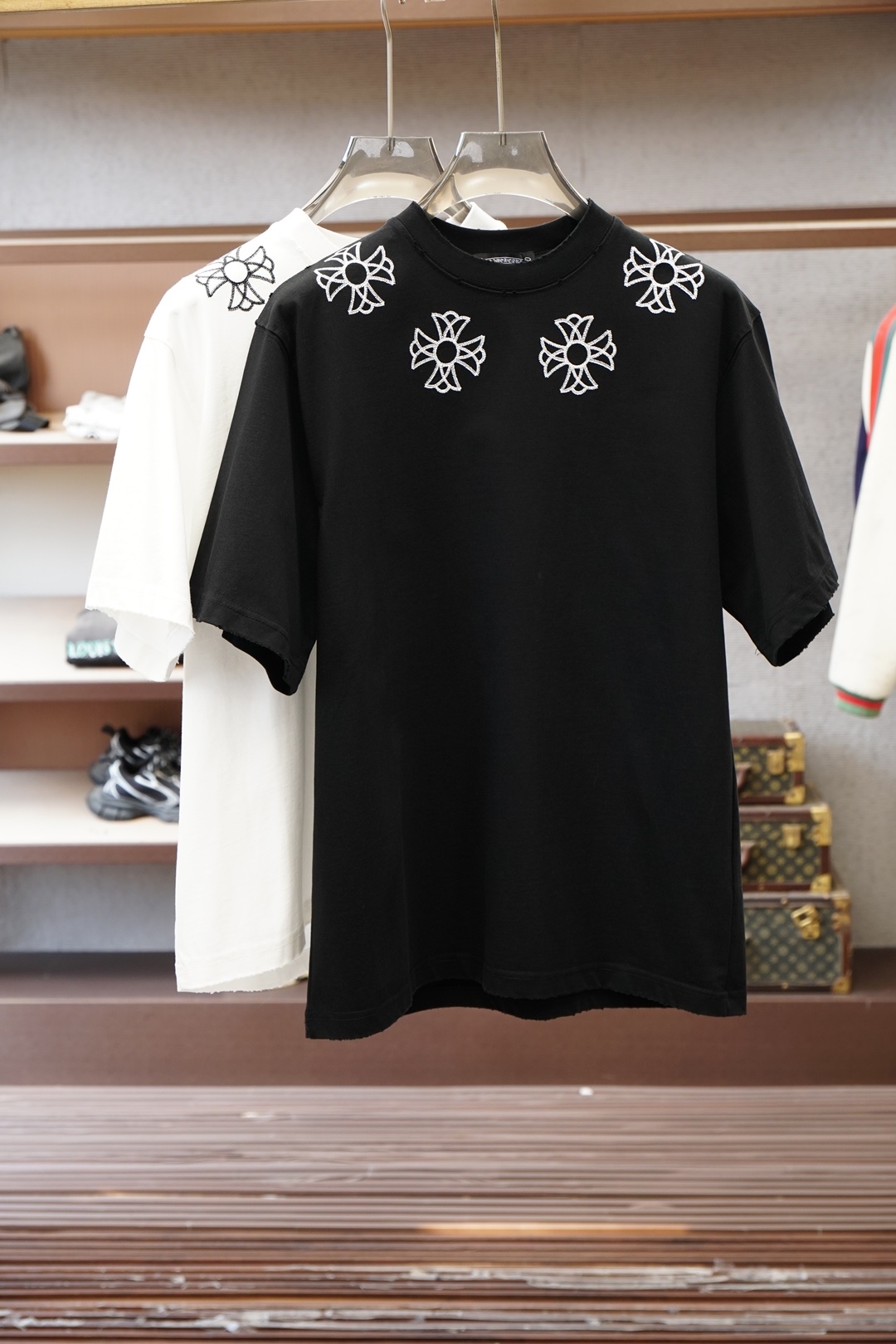 NO:760463,Kroxin/2026 spring and summer new short-sleeved, loose-fitting, casual short-sleeved T-shirt with embroidered letters on the chest. With its simple yet fashionable design, it has become a must-have item in the summer wardrobe. This short-sleeved shirt is made of high-quality fabric, soft and comfortable, and has good breathability.  Even in the hot summer, it can keep the skin dry and comfortable. Its style is loose yet crisp, which can well modify the body shape. Whether it is paired with jeans or casual pants, it can be easily controlled, showing a casual yet stylish style. The chest is unique  The letter offset design adds a bit of personality and fashion to the entire short-sleeve. These letters may be simple and elegant, or full of fun. You can choose according to personal preferences to show your unique self-style. Whether it is daily travel, friends' gatherings or outdoor leisure, this casual short-sleeve with offset letters on the chest can be your perfect match, allowing you to stand out from the crowd and enjoy the relaxation and comfort of summer. In short, with its unique charm, it has become an indispensable fashion element in summer. Sizes M-XXL  M size bust 110 shoulder width 51.5 length 71 L size bust 114 shoulder width 52.5 length 7319860909克罗心/2026春夏新款短袖,版型宽松,胸前刺绣字母休闲短袖T恤,以其简约而不失时尚的设计,成为了夏日衣橱中的必备单品.这款短袖采用优质面料,柔软舒适,透气性好,即使在炎炎夏日也能保持肌肤的干爽与自在.其版型宽松而不失挺括,能够很好地修饰身形,无论是搭配牛仔裤还是休闲裤,都能轻松驾驭,展现出随性而不失格调的休闲风范.胸前独特的字母胶印设计,为整件短袖增添了几分个性与时尚感.这些字母或简约大方,或趣味十足,能够根据个人喜好进行选择,彰显独特的自我风格.无论是日常出行、朋友聚会还是户外休闲,这款胸前胶印字母的休闲短袖都能成为你的完美搭配,让你在人群中脱颖而出,尽享夏日的轻松与惬意.总之,它以其独特的魅力,成为了夏日里不可或缺的时尚元素.尺码M-XXL  M码 胸围110 肩宽51.5 衣长71 L码 胸围114 肩宽52.5 衣长73  XL码 胸围118 肩宽53.5 衣长75 XXL码 胸围122 肩宽54.5 衣长76,,chrome hearts,jeans,T-shirt,tees，t-shirt,,Men's clothing