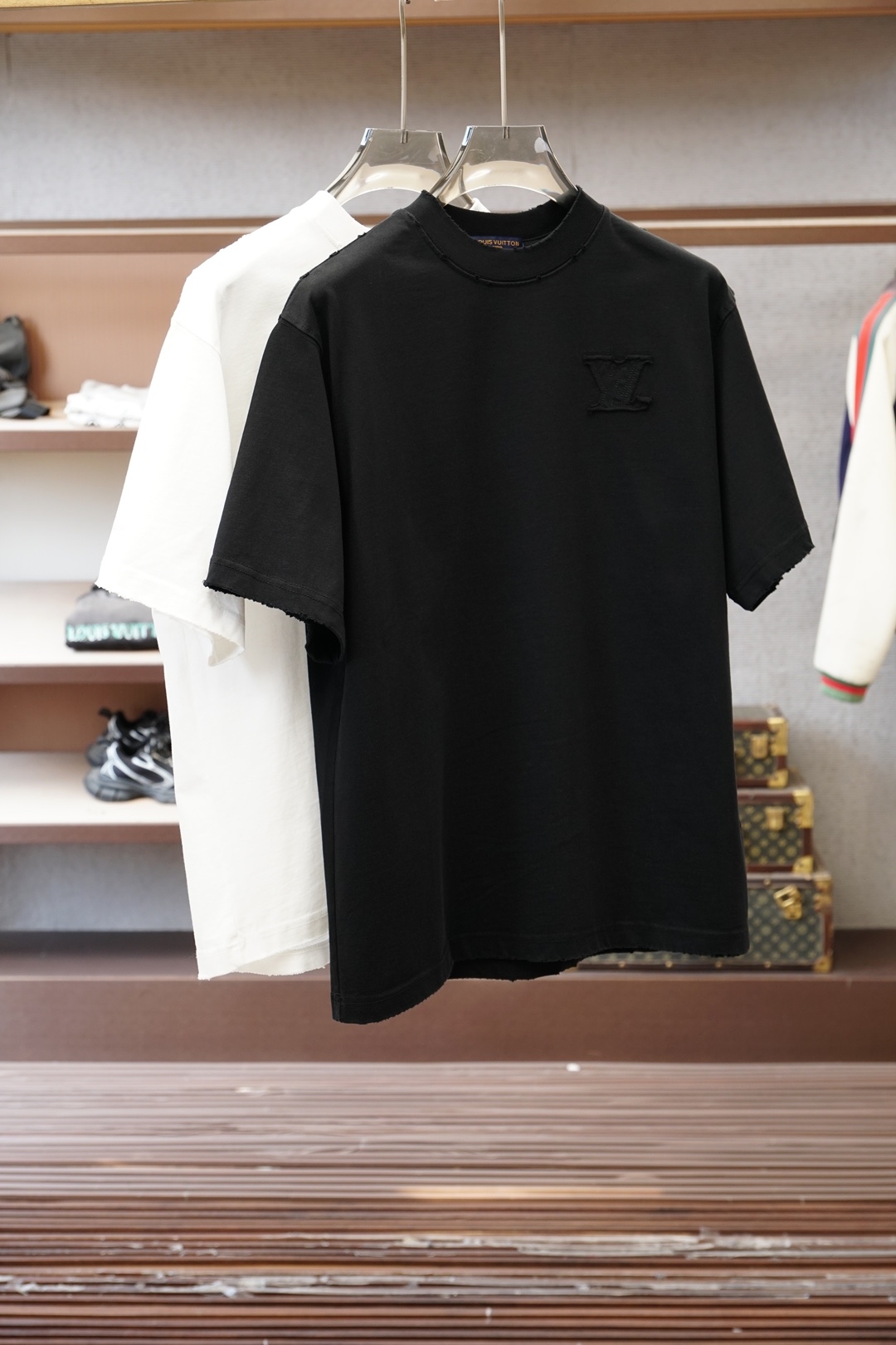 NO:760413,Lv  2026 spring and summer new short-sleeved, loose-fitting, casual short-sleeved T-shirt with offset printed letters on the chest. With its simple yet stylish design, it has become a must-have item in the summer wardrobe. This short-sleeved shirt is made of high-quality fabric, soft and comfortable, and has good breathability, even in  It can keep the skin dry and comfortable even in the hot summer. Its style is loose yet crisp, which can well modify the body shape. Whether it is paired with jeans or casual pants, it can be easily controlled, showing a casual yet stylish style. Unique words on the chest  The master-printed design adds a bit of personality and fashion to the entire short-sleeve. These letters may be simple and elegant, or full of fun. You can choose according to personal preferences to show your unique self-style. Whether it is daily travel, friend gatherings or outdoor leisure, this casual short-sleeve with offset-printed letters on the chest can be your perfect match, allowing you to stand out from the crowd and enjoy the relaxation and comfort of summer. In short, with its unique charm, it has become an indispensable fashion element in summer. Sizes M-XXL  M size Bust 110 Shoulder width 51.5 Length 71 L Size Bust 114 Shoulder width 52.5 Length 7319860909Lv 2026春夏新款短袖,版型宽松,胸前胶印字母休闲短袖T恤,以其简约而不失时尚的设计,成为了夏日衣橱中的必备单品.这款短袖采用优质面料,柔软舒适,透气性好,即使在炎炎夏日也能保持肌肤的干爽与自在.其版型宽松而不失挺括,能够很好地修饰身形,无论是搭配牛仔裤还是休闲裤,都能轻松驾驭,展现出随性而不失格调的休闲风范.胸前独特的字母胶印设计,为整件短袖增添了几分个性与时尚感.这些字母或简约大方,或趣味十足,能够根据个人喜好进行选择,彰显独特的自我风格.无论是日常出行、朋友聚会还是户外休闲,这款胸前胶印字母的休闲短袖都能成为你的完美搭配,让你在人群中脱颖而出,尽享夏日的轻松与惬意.总之,它以其独特的魅力,成为了夏日里不可或缺的时尚元素.尺码M-XXL  M码 胸围110 肩宽51.5 衣长71 L码 胸围114 肩宽52.5 衣长73  XL码 胸围118 肩宽53.5 衣长75 XXL码 胸围122 肩宽54.5 衣长76,,louis vuitton,jeans,T-shirt,tees，t-shirt,,Men's clothing