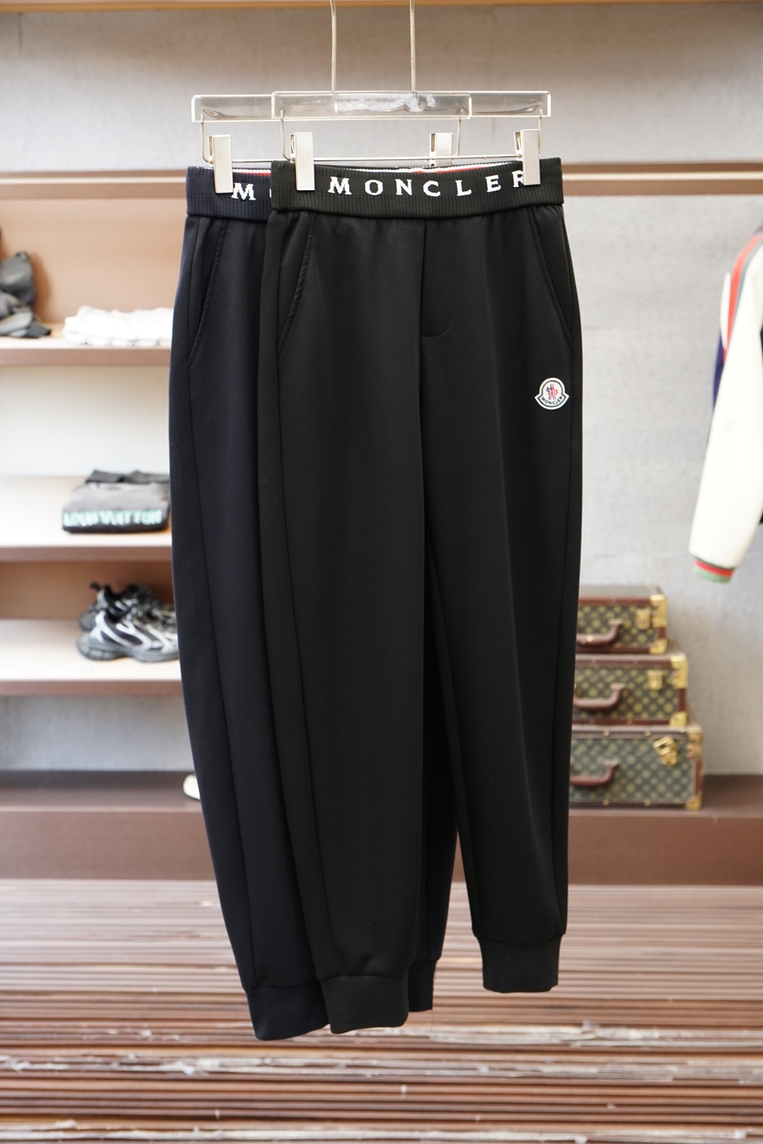 NO:760443,Meng Mouth/2026 Early Spring Men's Boutique Casual Pants. Pure cotton fabric imported from Italy, the latest upper body style is invincible! You can definitely wear it with your eyes closed. This style of pants is very versatile and can be worn for daily work and outdoor sports. It is the perfect combination of fashion and leisure and outdoor sports, so whether you wear it daily or outdoors, it is your best choice. Extremely comfortable. This style is a pair of running casual business pants with an extremely wide range of applications. Sizes M-3XL, Moncler,19860909蒙口/2026早春男士精品休闲裤.意大利进口纯棉面料,最新款上身版型无敌正!绝对可以闭眼收的一款此款裤子非常百搭,日常上班户外运动都可以穿着,是时尚休闲与户外运动的完美结合,所以无论您平时穿或者户外穿都是您的最佳选择.极致舒适性.此款是一件适用范围极其广泛的跑步休闲商务裤 尺码M-3XL,,Moncler,,Men's clothing