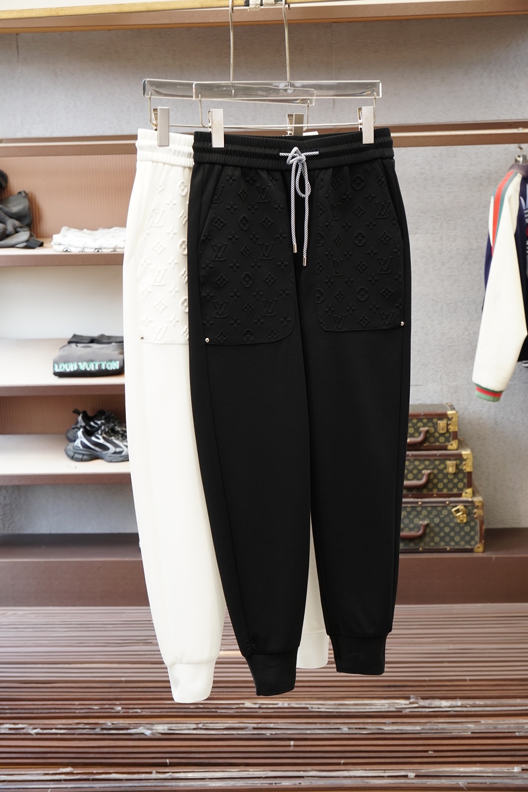 NO:760428,Lv 2026 early spring men's boutique casual pants. Pure cotton fabric imported from Italy, the latest upper body style is invincible! You can definitely wear it with your eyes closed. This pants is very versatile and can be worn for daily work and outdoor sports. It is the perfect combination of fashion and leisure and outdoor sports, so whether you wear it daily or outdoors, it is your best choice. Extremely comfortable. This is a pair of running casual business pants with an extremely wide range of applications. Sizes M-3XL, Louis Vuitton,19860909Lv 2026早春男士精品休闲裤.意大利进口纯棉面料,最新款上身版型无敌正!绝对可以闭眼收的一款此款裤子非常百搭,日常上班户外运动都可以穿着,是时尚休闲与户外运动的完美结合,所以无论您平时穿或者户外穿都是您的最佳选择.极致舒适性.此款是一件适用范围极其广泛的跑步休闲商务裤 尺码M-3XL,,louis vuitton,,Men's clothing