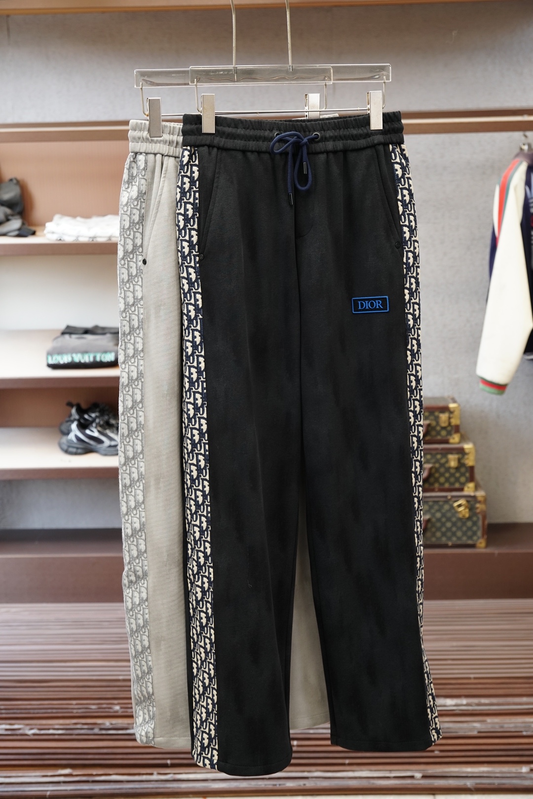 NO:760451,Dior Dior/2026 Early Spring Men's Boutique Straight Casual Pants. Pure cotton fabric imported from Italy, the latest upper body style is invincible! You can definitely wear it with your eyes closed. This style of pants is very versatile and can be worn for daily work and outdoor sports. It is the perfect combination of fashion and leisure and outdoor sports, so whether you wear it daily or outdoors, it is your best choice. Extremely comfortable. This style is a pair of running casual business pants with an extremely wide range of applications. Size M-3XL, dior, dior,19860909Dior迪奥/2026早春男士精品直筒休闲裤.意大利进口纯棉面料,最新款上身版型无敌正!绝对可以闭眼收的一款此款裤子非常百搭,日常上班户外运动都可以穿着,是时尚休闲与户外运动的完美结合,所以无论您平时穿或者户外穿都是您的最佳选择.极致舒适性.此款是一件适用范围极其广泛的跑步休闲商务裤 尺码M-3XL,,dior,dior,,Men's clothing