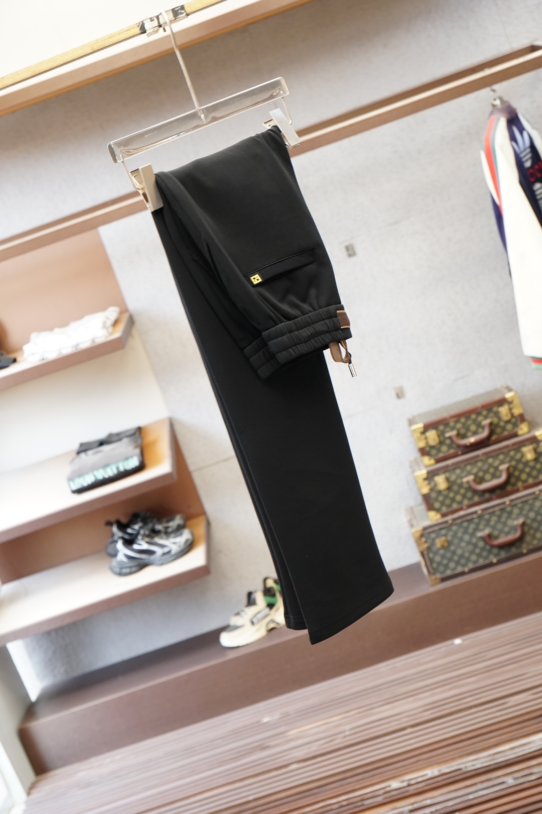 NO:760469,Fendi Fendi/2026 Early Spring Men's Boutique Casual Pants. Pure cotton fabric imported from Italy, the latest upper body style is invincible! You can definitely close your eyes. These pants are very versatile and can be worn for daily work and outdoor sports. They are the perfect combination of fashion and leisure and outdoor sports, so whether you wear them daily or outdoors, they are your best choice. Extremely comfortable. This style is a pair of running casual business pants with an extremely wide range of applications. Sizes M-3XL,, fendi, fendi,19860909Fendi芬迪/2026早春男士精品休闲裤.意大利进口纯棉面料,最新款上身版型无敌正!绝对可以闭眼收的一款此款裤子非常百搭,日常上班户外运动都可以穿着,是时尚休闲与户外运动的完美结合,所以无论您平时穿或者户外穿都是您的最佳选择.极致舒适性.此款是一件适用范围极其广泛的跑步休闲商务裤 尺码M-3XL,,fendi,fendi,,Men's clothing