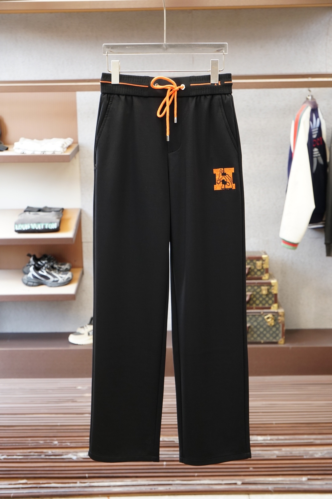 NO:760464,Hermes, Hermes/2026 early spring men's boutique casual pants. Pure cotton fabric imported from Italy, the latest upper body style is invincible! You can definitely wear it with your eyes closed. This pants is very versatile and can be worn for daily work and outdoor sports. It is the perfect combination of fashion and leisure and outdoor sports, so whether you wear it daily or outdoors, it is your best choice. Extremely comfortable. This style is a pair of running casual business pants with an extremely wide range of applications. Sizes M-3XL,, hermes, hermes,19860909爱马仕,Hermes/2026早春男士精品休闲裤.意大利进口纯棉面料,最新款上身版型无敌正!绝对可以闭眼收的一款此款裤子非常百搭,日常上班户外运动都可以穿着,是时尚休闲与户外运动的完美结合,所以无论您平时穿或者户外穿都是您的最佳选择.极致舒适性.此款是一件适用范围极其广泛的跑步休闲商务裤 尺码M-3XL,,hermes,hermes,,Men's clothing