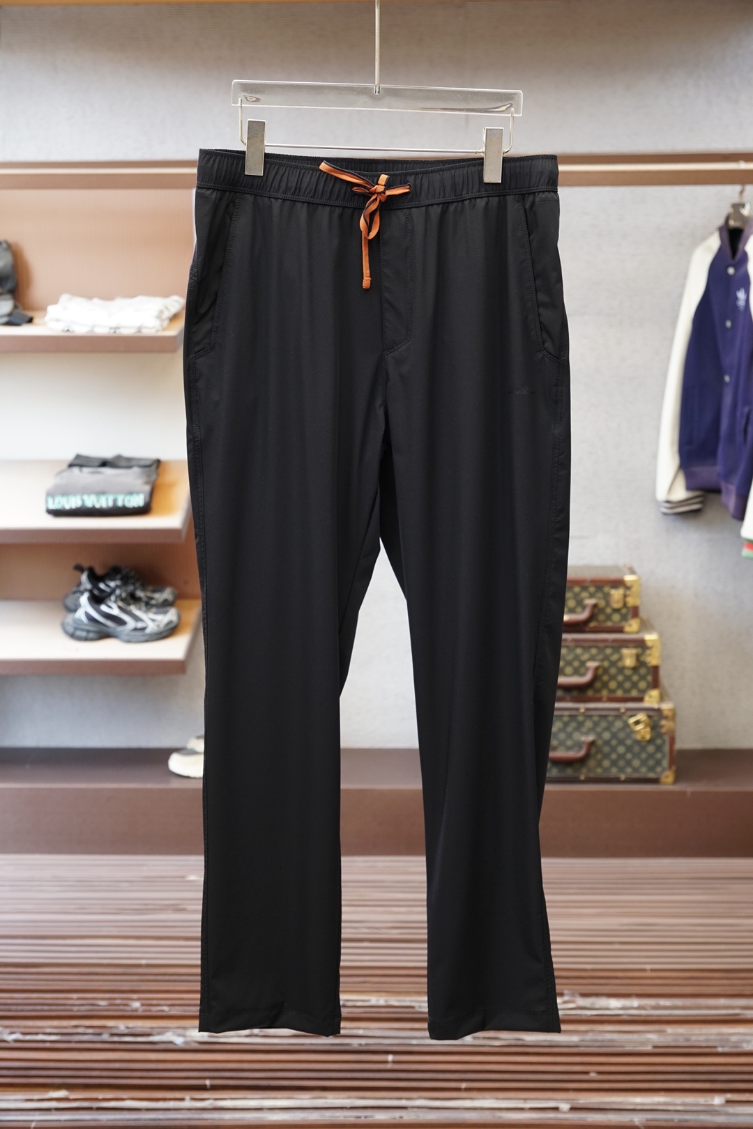 NO:760420,LP, 2026 spring and summer high-quality casual pants. These navy blue sweatpants really weld 'low-key luxury' to the body!  Absolutely amazing!  The soft and skin-friendly fabric makes it breathable when you walk without looking bloated. The contrasting drawstrings and embroidered logo of the same color bring ecstasy to the details and are low-key and unobtrusive. The straight version hides a lot of fat, and even pear-shaped/thick-legged sisters can easily manage it. It is perfect for daily wear with white T-shirts and sweatshirts. It can be switched between commuting/leisure/walking with one click, and it feels full of laziness~ As expected of LP, it balances comfort and high-end just right, and you don’t want to take it off when you put it on!  ,,loro piana,hoodie,sweatshirts,19860909LP,2026春夏高货休闲裤 这条藏青色卫裤真的把「低调奢华」焊在身上了！ 垂感绝了！软糯亲肤的面料,走路带风还不显臃肿 撞色抽绳+同色系刺绣logo,细节控狂喜,低调不张扬 直筒版型巨藏肉,梨形/腿粗姐妹也能轻松驾驭 日常配白T、卫衣都很绝,通勤/休闲/遛弯一键切换,慵懒感拉满～ 不愧是LP,把舒适和高级感平衡得刚刚好,穿上就不想脱下来！,,loro piana,hoodie,sweatshirts,,Men's clothing