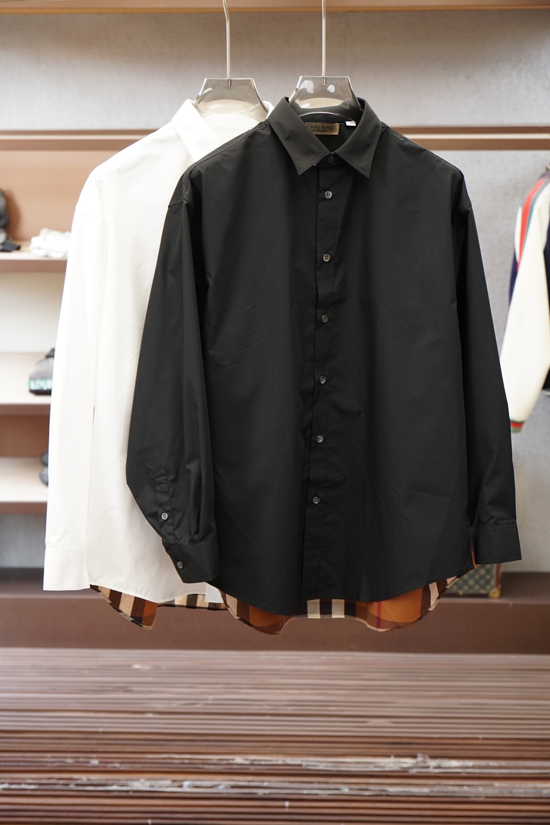 NO:833517,Burberry/BUR's new loose casual shirt jacket for men and women!  The original factory plaid specializes in imported cotton and wool blended fabrics!  Deep sea conch button!  Loose and casual design!  Can be used by both men and women!  Market exclusive!  Color black white Size S to  Loose optional code!  Boys 1.70 150 catties wide S fit M loose!  ,,burberry,burberry,jackets & coats,shirts,19860909巴宝莉/BUR家新品宽松休闲男女同款衬衫外套！ 原工厂格子特供进口棉毛混纺面料！ 深海塔螺贝纽扣！ 宽松随意的版型设计！男女均可驾驭！ 市场独家推出！ 颜色黑色白色 尺码S一XL S码肩宽46.1胸围127袖长57后中长78.5 M码肩宽47.3胸围131袖长58后中长79.5 L码肩宽48.5胸围135袖长59后中长80.5 xl码肩宽49.7胸围139袖长60后中长81.5 尺码参考.女生全部S码 宽松任选码！ 男生1.70 150斤宽S合身 M宽松！,,burberry,burberry,jackets & coats,shirts,,Men's clothing