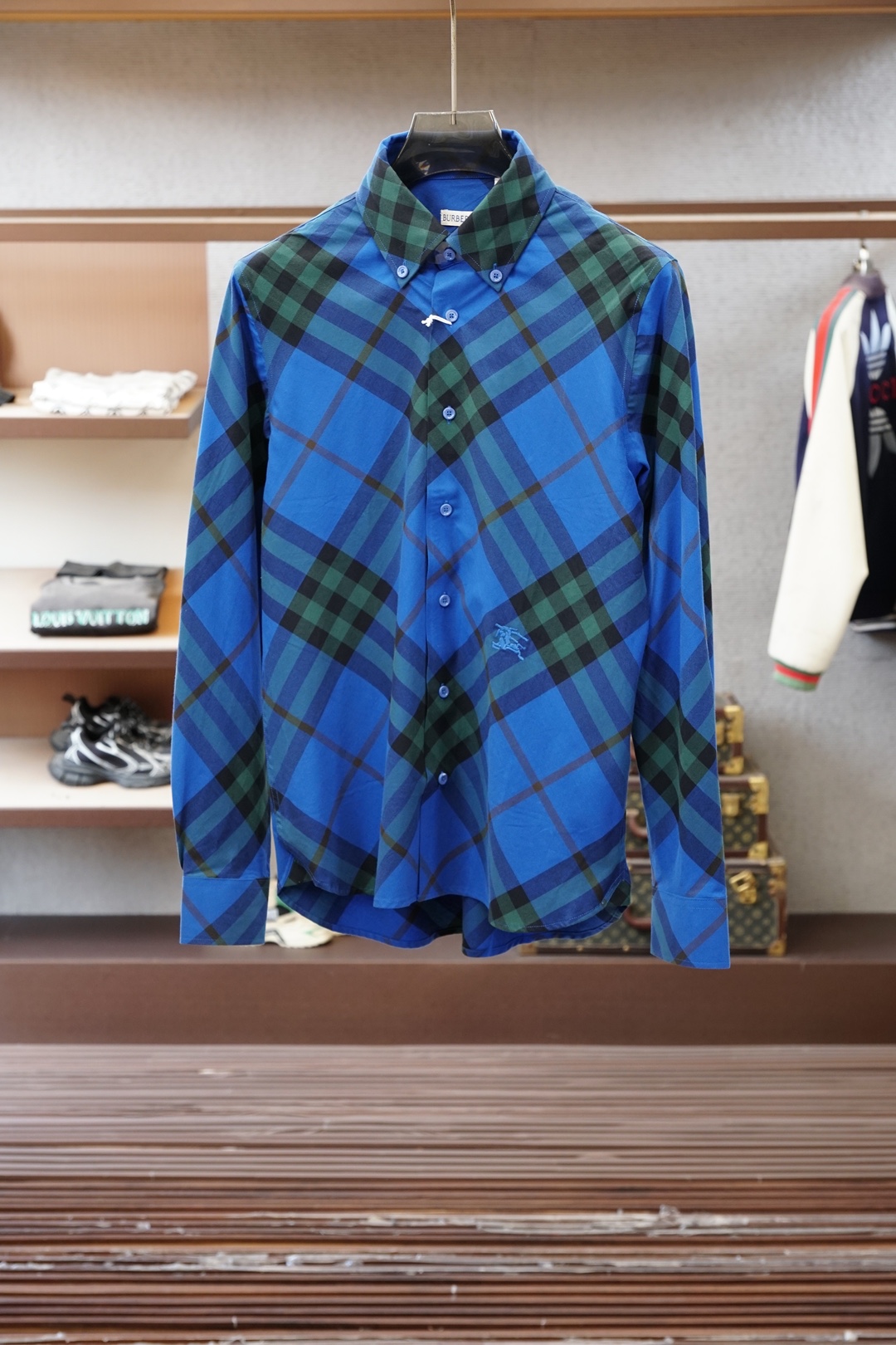 NO:833523,BBR, plaid cotton casual shirts are good stuff from old channels. The fabrics ordered must be yarn dyed and then woven. The mercerized yarn will not give a glossy look at first glance, but a faint dark luster, which is very high-end! The small and loose H-shaped tailoring has more than enough upper body, and there are buttons on the collar to effectively prevent the collar tip from rolling up, which is particularly delicate! The most exquisite thing is the new logo0, hand-positioned thread embroidery, every  Every stitch is carefully crafted. The details of the workmanship stand up to scrutiny. The diagonal pattern on the front piece is the most basic quality of the brand. Sizes S-XXL S size shoulder width 44 chest size 102 sleeve length 62 dress length 75 M size shoulder width 45 chest size 106 sleeve length 63 dress length 76 L size shoulder width 46 chest size 110 sleeve length 64 dress length 77 XL size shoulder width 47 chest size 114 sleeve length 65 dress length 78  XXL, shoulder width 48, bust 118, sleeve length 66, shirt length 79,, shirts,19860909BBR、格纹棉质休闲衬衫 老渠道的正经好东西,订单面料,必须是纱线订染后织,丝光线定纺不会一眼光泽感,而是若有若无的暗光泽,非常显高级! 小宽松H型的剪裁,上身有余,领边设有纽扣,有效防止领尖卷起,格外精致! 最精致的还属新log0,手工定位线绣,每 针每一线的精心制作.细节之处的做工很经得起推敲,前片斜对格是品牌最基本的素养了. 尺码S-XXL S码肩宽44胸围102袖长62衣长75 M码肩宽45胸围106袖长63衣长76 L码肩宽46胸围110袖长64衣长77 XL码肩宽47胸围114袖长65衣长78 XXL码肩宽48胸围118袖长66衣长79,,shirts,,Men's clothing