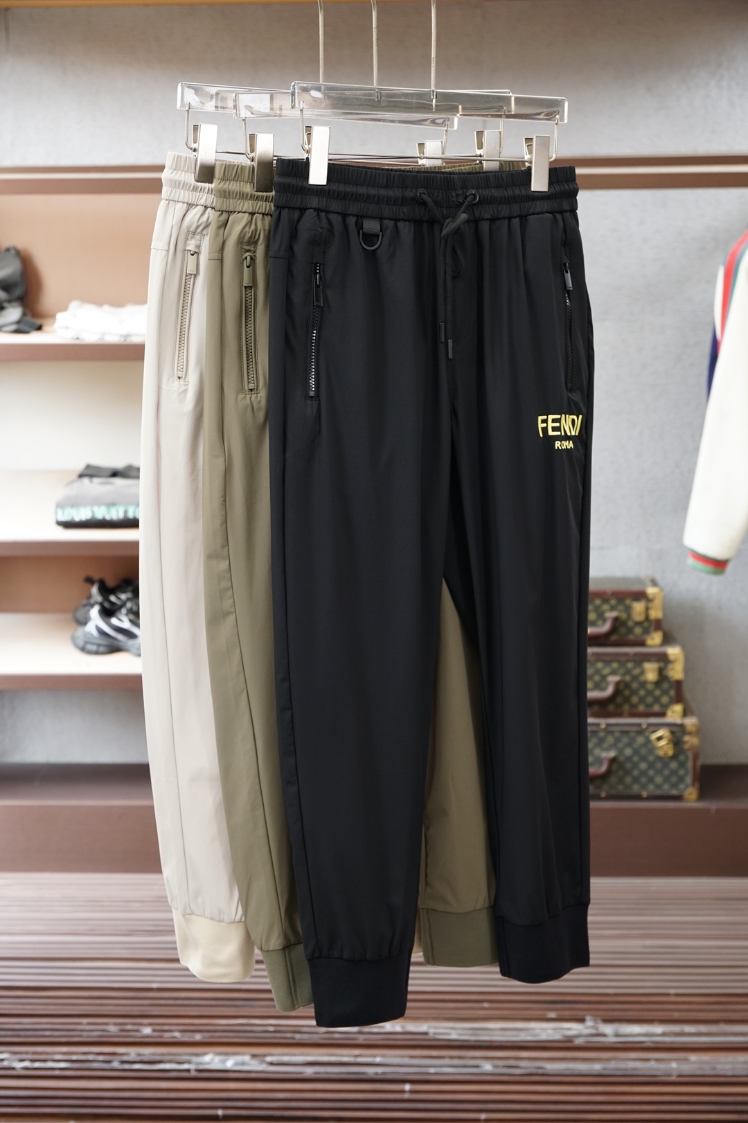 NO:836648,Fendi Fendi/2026 Early Spring Men's Boutique Casual Pants. Pure cotton fabric imported from Italy, the latest upper body style is invincible! You can definitely close your eyes. These pants are very versatile and can be worn for daily work and outdoor sports. They are the perfect combination of fashion and leisure and outdoor sports, so whether you wear them daily or outdoors, they are your best choice. Extremely comfortable. This style is a pair of running casual business pants with an extremely wide range of applications. Sizes M-3XL,, fendi, fendi,19860909Fendi芬迪/2026早春男士精品休闲裤.意大利进口纯棉面料,最新款上身版型无敌正!绝对可以闭眼收的一款此款裤子非常百搭,日常上班户外运动都可以穿着,是时尚休闲与户外运动的完美结合,所以无论您平时穿或者户外穿都是您的最佳选择.极致舒适性.此款是一件适用范围极其广泛的跑步休闲商务裤 尺码M-3XL,,fendi,fendi,,Men's clothing