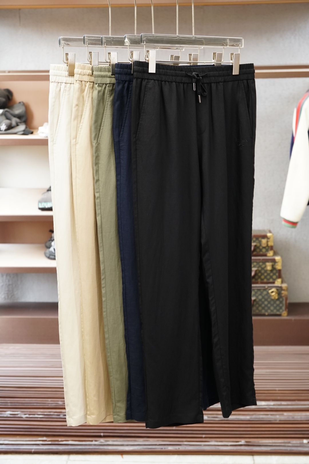 NO:836653,Prada Prada/2026 spring and summer high-quality goods are amazing!  Soft, skin-friendly Tencel linen fabric, comfortable and wide, absorbs sweat and cools; you can walk in the wind without looking bloated. Contrast color drawstrings + embroidered logos of the same color, ecstatic details, low-key and unobtrusive. The straight version has a lot of meat, and sisters with pear-shaped/thick legs can easily control it. It is perfect for daily wear with white T-shirts and sweatshirts. One-click switch between commuting/leisure/walking, full of laziness~  As expected, it has just the right balance of comfort and luxury. You won’t want to take it off when you put it on!  ,,prada,prada,hoodie,sweatshirts,19860909Prada普拉达/2026春夏高货 垂感绝了！软糯亲肤的天丝亚麻面料,舒适挺阔,吸汗凉爽；走路带风还不显臃肿 撞色抽绳+同色系刺绣logo,细节控狂喜,低调不张扬 直筒版型巨藏肉,梨形/腿粗姐妹也能轻松驾驭 日常配白T、卫衣都很绝,通勤/休闲/遛弯一键切换,慵懒感拉满～ 不愧是把舒适和高级感平衡得刚刚好,穿上就不想脱下来！,,prada,prada,hoodie,sweatshirts,,Men's clothing