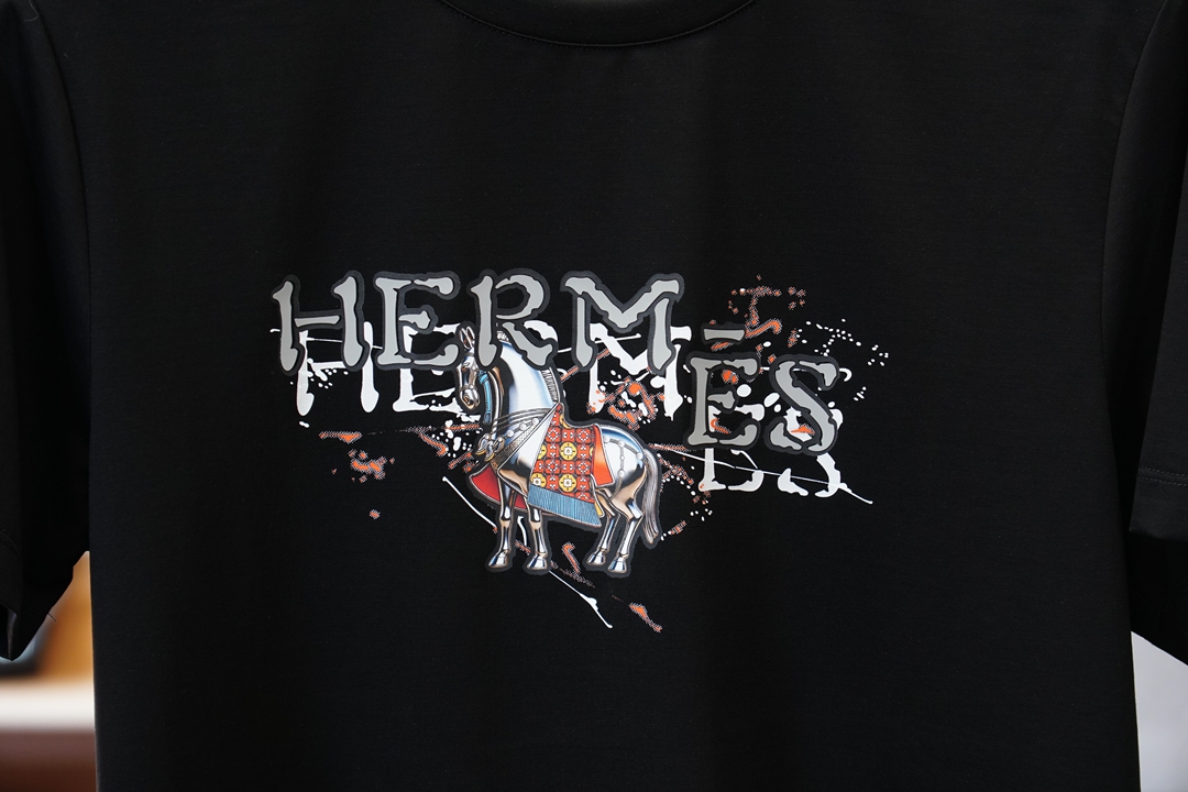 Hermes爱马仕-2026早春ss系列新品🎉🎉🌷🌻😇P/男士短袖👍🏼时尚经典圆领设计！奢华品牌字母LO