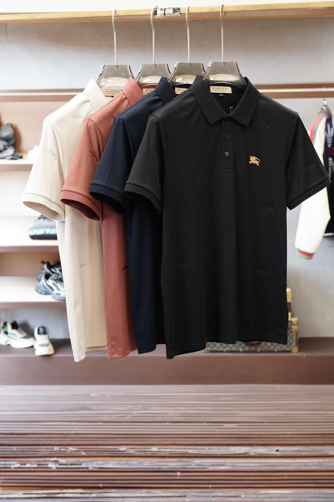 NO:774026,BBR Burberry/2026ss new product launched, classic refreshed high-end pique Polo shirt  The fabric is made of black technology and feels comfortable and luxurious when worn. It is made of double-sided piqué mesh fabric, with a three-dimensional piqué texture intertwined with warp and weft. It has a breathable mesh structure. It can keep your skin dry at all times when wearing it in summer, saying goodbye to stuffiness and stickiness. The double-sided weaving process makes the fabric more stiff, wear-resistant and long-lasting.  It is not easy to deform when worn, and it is neat and stylish when worn casually. It is anti-wrinkle and easy to take care of, making it the best choice for business trips. The classic Polo collar is matched with contrasting striped piping, and the neat lines outline the neck outline, giving a full sense of business formality; the exquisite embroidered logo on the left chest is low-key and elegant.  It shows the brand style, is not ostentatious but has its own recognition; whether it is worn alone to create a casual everyday, or worn with a suit to interpret the business elite style, it can easily hold up in various scenes. From fabric selection to cutting and sewing, every process follows the production standards of big brands, and the three-dimensional cutting  It is cut to fit the body shape without being tight, taking into account comfort and aesthetics. The fusion of double-sided pique texture and classic design makes this Polo shirt not only a piece of clothing, but also a business card of your taste. Sizes M-3XL, burberry, business  suit,19860909BBR巴宝莉/2026ss新品上线 经典焕新高端珠地Polo衫 面料黑科技,穿出来的舒适奢感,采用双面珠地网眼面料打造,经纬交织的立体珠地肌理,自带透气网孔结构,夏日穿着时刻保持肌肤干爽,告别闷热黏腻；双面织造工艺让面料更挺括耐磨,久穿不易变形,随手一搭都是利落型格,抗皱易打理的特性,更是商旅出行的不二之选.经典Polo领搭配撞色条纹滚边,利落线条勾勒颈部轮廓,商务正式感拉满；左胸精致刺绣标识,低调彰显品牌格调,不张扬却自带辨识度；无论是单穿打造休闲日常,还是内搭西装诠释商务精英范,都能轻松hold住各种场景.从面料甄选到剪裁缝制,每一道工序都遵循大牌制作标准,立体剪裁贴合身形不紧绷,兼顾舒适与版型美感.双面珠地的质感与经典设计的融合,让这件Polo衫不止是一件服饰,更是你的品位名片.尺码M-3XL,,burberry,business suit,,Men's clothing