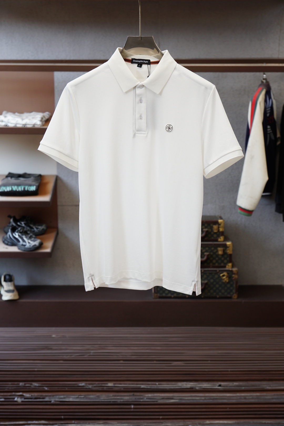 NO:774030,Ermenegildo Zegna/2026ss new product launched, classic refreshed high-end pique Polo shirt  The fabric is made of black technology, giving you a comfortable and luxurious feeling. It is made of double-sided pique mesh fabric, with a three-dimensional pique texture intertwined with warp and weft. It has a breathable mesh structure. It can keep your skin dry at all times when wearing it in summer, saying goodbye to stuffiness and stickiness; the double-sided weaving process makes the fabric more stiff and wear-resistant.  It is not easy to deform after being worn for a long time. It is neat and stylish when worn casually. It is anti-wrinkle and easy to care for, making it the best choice for business trips. The classic Polo collar is matched with contrasting striped piping, and the neat lines outline the neck contour, giving it a full sense of business formality; the exquisite embroidered logo on the left chest is low-key.  Highlighting the brand style, it is unobtrusive but has its own recognition; whether it is worn alone for casual daily use, or worn with a suit to interpret business elite style, it can easily hold up in various scenes. From fabric selection to cutting and sewing, every process follows the production standards of big brands, instantly  The body cut fits the body shape without being tight, taking into account both comfort and aesthetics. The fusion of double-sided pique texture and classic design makes this Polo shirt not only a piece of clothing, but also a business card of your taste. Sizes M-3XL,,zegna,business  suit,19860909杰尼亚/2026ss新品上线 经典焕新高端珠地Polo衫 面料黑科技,穿出来的舒适奢感,采用双面珠地网眼面料打造,经纬交织的立体珠地肌理,自带透气网孔结构,夏日穿着时刻保持肌肤干爽,告别闷热黏腻；双面织造工艺让面料更挺括耐磨,久穿不易变形,随手一搭都是利落型格,抗皱易打理的特性,更是商旅出行的不二之选.经典Polo领搭配撞色条纹滚边,利落线条勾勒颈部轮廓,商务正式感拉满；左胸精致刺绣标识,低调彰显品牌格调,不张扬却自带辨识度；无论是单穿打造休闲日常,还是内搭西装诠释商务精英范,都能轻松hold住各种场景.从面料甄选到剪裁缝制,每一道工序都遵循大牌制作标准,立体剪裁贴合身形不紧绷,兼顾舒适与版型美感.双面珠地的质感与经典设计的融合,让这件Polo衫不止是一件服饰,更是你的品位名片.尺码M-3XL,,zegna,business suit,,Men's clothing
