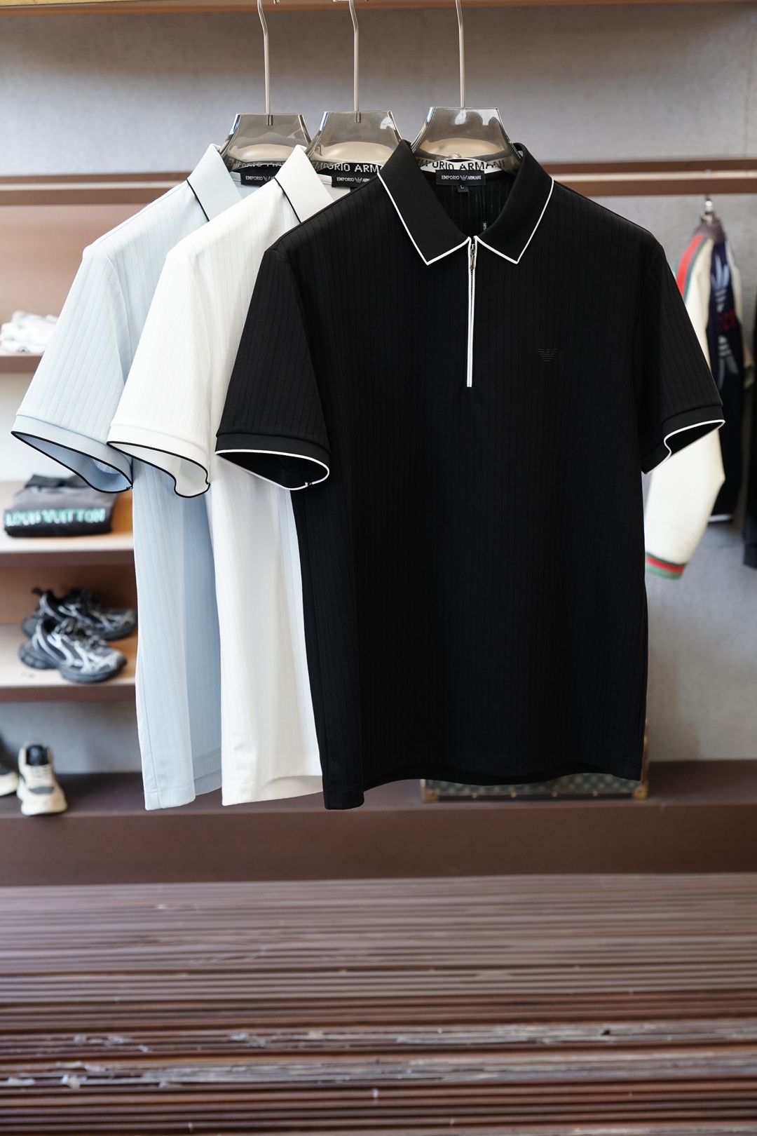 NO:774028,Armani-2026ss new product launched, classic refreshed high-end pique Polo shirt  The fabric is made of black technology, giving you a comfortable and luxurious feeling. It is made of double-sided pique mesh fabric, with a three-dimensional pique texture intertwined with warp and weft. It has a breathable mesh structure. It can keep your skin dry at all times when wearing it in summer, saying goodbye to stuffiness and stickiness; the double-sided weaving process makes the fabric more stiff and wear-resistant.  It is not easy to deform after being worn for a long time. It is neat and stylish when worn casually. It is anti-wrinkle and easy to care for, making it the best choice for business trips. The classic Polo collar is matched with contrasting striped piping, and the neat lines outline the neck contour, giving it a full sense of business formality; the exquisite embroidered logo on the left chest is low-key.  Highlighting the brand style, it is unobtrusive but has its own recognition; whether it is worn alone for casual daily use, or worn with a suit to interpret the business elite style, it can easily hold up in various scenes. From fabric selection to tailoring and sewing, every process follows the production standards of big brands, and is three-dimensional  The cut fits the body shape without being tight, taking into account both comfort and aesthetics. The fusion of double-sided pique texture and classic design makes this Polo shirt not only a piece of clothing, but also a business card of your taste. Sizes M-3XL, armani, business  suit,19860909阿玛尼-2026ss新品上线 经典焕新高端珠地Polo衫 面料黑科技,穿出来的舒适奢感,采用双面珠地网眼面料打造,经纬交织的立体珠地肌理,自带透气网孔结构,夏日穿着时刻保持肌肤干爽,告别闷热黏腻；双面织造工艺让面料更挺括耐磨,久穿不易变形,随手一搭都是利落型格,抗皱易打理的特性,更是商旅出行的不二之选.经典Polo领搭配撞色条纹滚边,利落线条勾勒颈部轮廓,商务正式感拉满；左胸精致刺绣标识,低调彰显品牌格调,不张扬却自带辨识度；无论是单穿打造休闲日常,还是内搭西装诠释商务精英范,都能轻松hold住各种场景.从面料甄选到剪裁缝制,每一道工序都遵循大牌制作标准,立体剪裁贴合身形不紧绷,兼顾舒适与版型美感.双面珠地的质感与经典设计的融合,让这件Polo衫不止是一件服饰,更是你的品位名片.尺码M-3XL,,armani,business suit,,Men's clothing