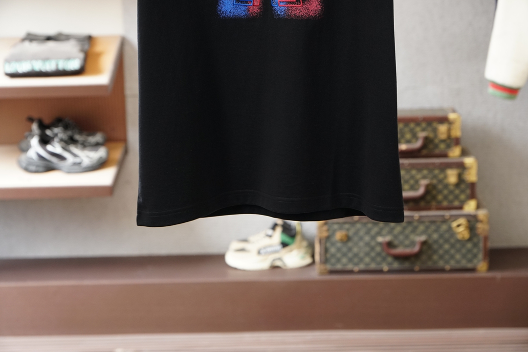 蒙口-2026春夏新款男女同款👫短袖T恤！时尚休闲短袖T恤衫！前后logo图案刺绣设计！极具设计精选客供